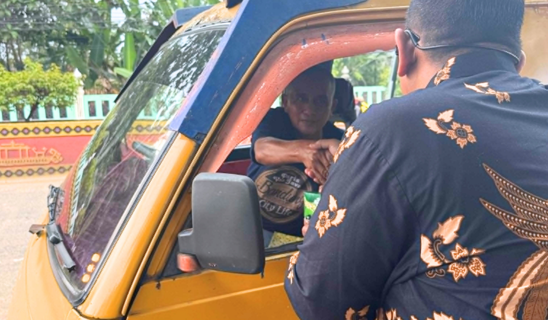 Imigrasi Kotabumi Gelar "Jumat Berkah": Berbagi Makanan Siap Saji ke Masyarakat Lampung Utara