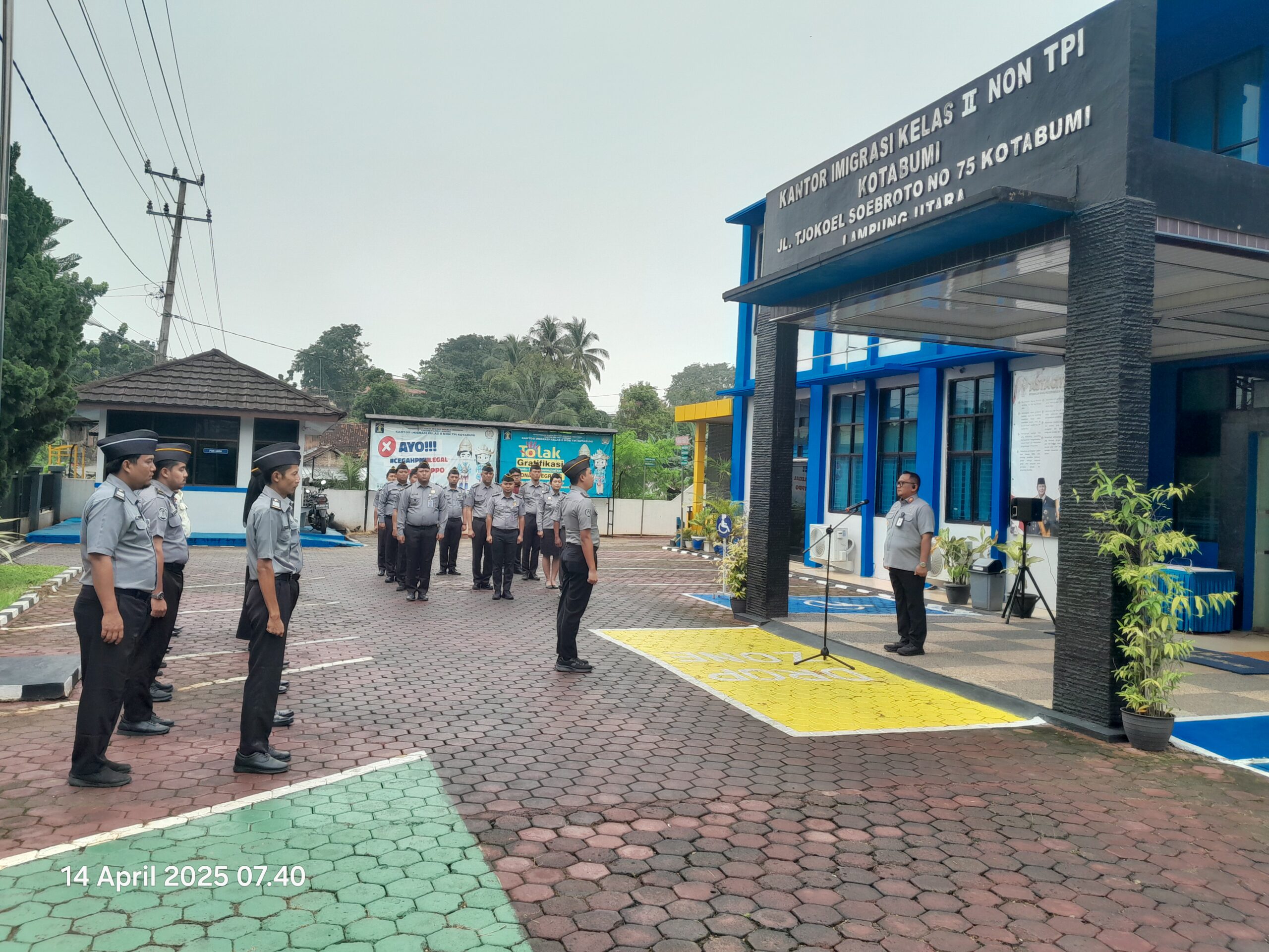 Semangat Awal Pekan: Kakanim Kotabumi Pimpin Apel Pagi Seluruh Pegawai