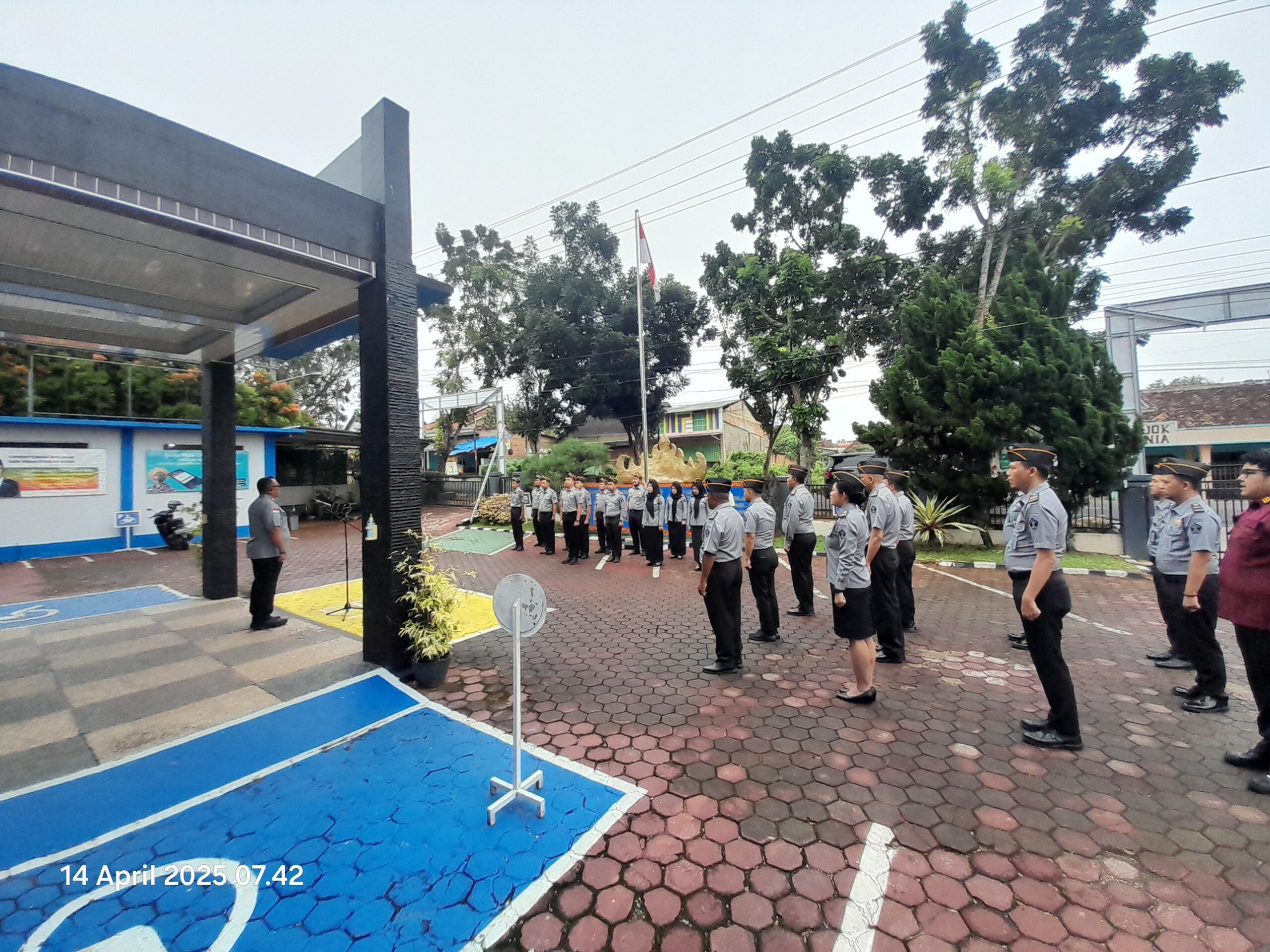 Semangat Awal Pekan: Kakanim Kotabumi Pimpin Apel Pagi Seluruh Pegawai