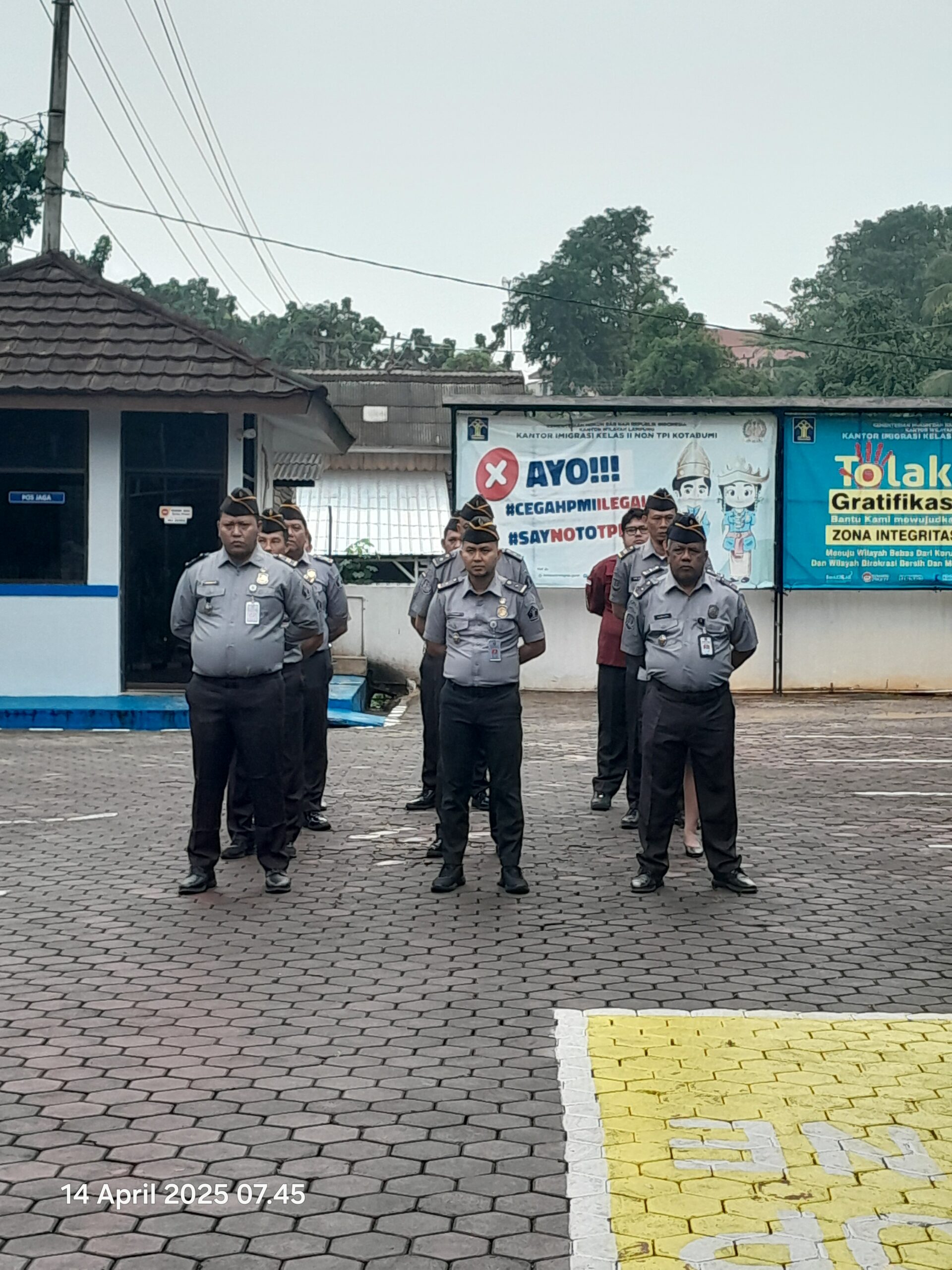 Semangat Awal Pekan: Kakanim Kotabumi Pimpin Apel Pagi Seluruh Pegawai