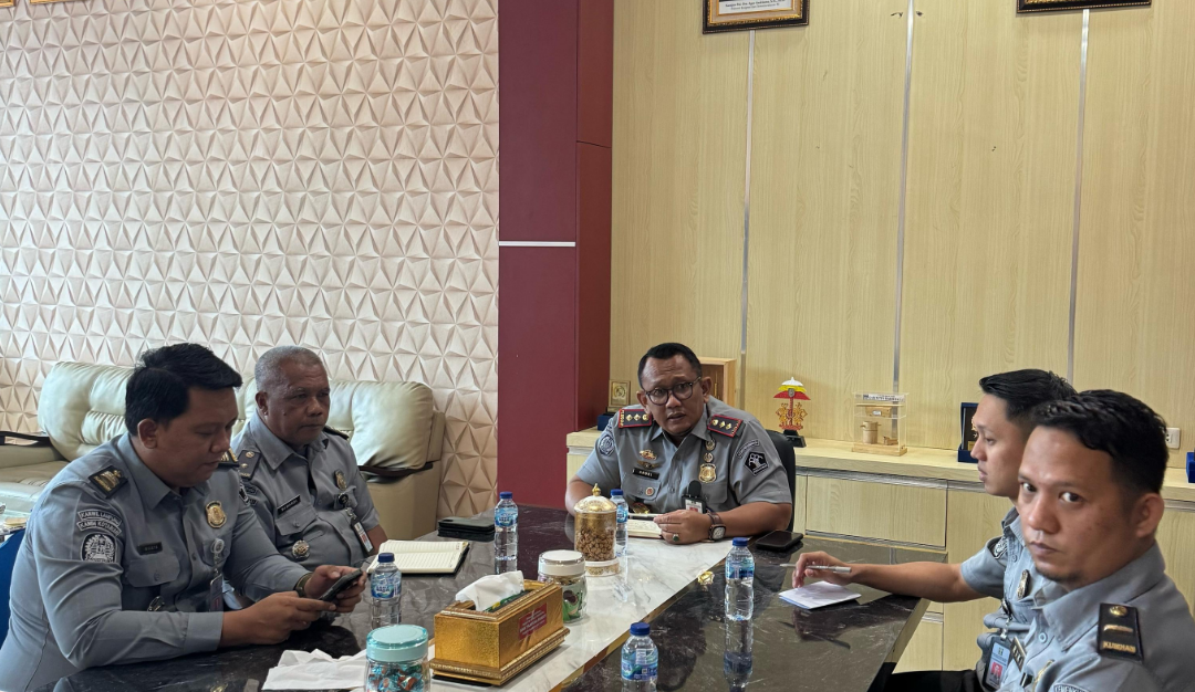 Kepala Imigrasi Kotabumi Perkuat Tata Kelola Internal dan Respons Kendala Lapangan Bersama Tim Tata Usaha