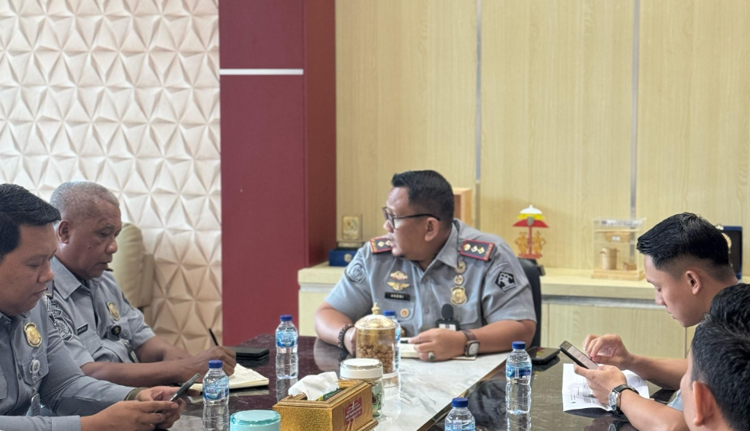 Kepala Imigrasi Kotabumi Perkuat Tata Kelola Internal dan Respons Kendala Lapangan Bersama Tim Tata Usaha