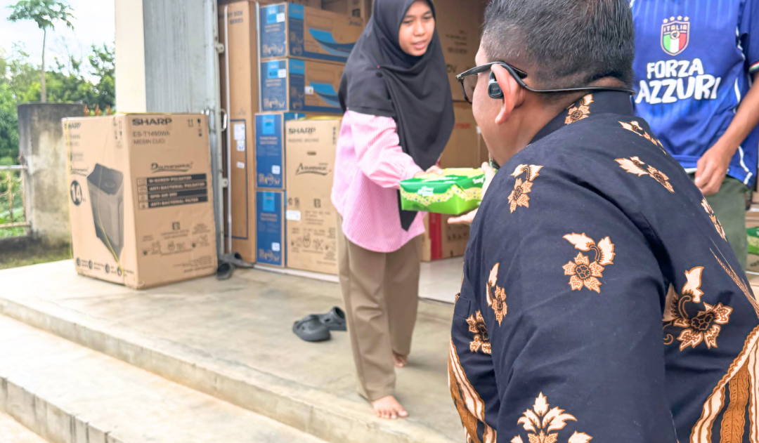 Imigrasi Kotabumi Gelar "Jumat Berkah": Berbagi Makanan Siap Saji ke Masyarakat Lampung Utara