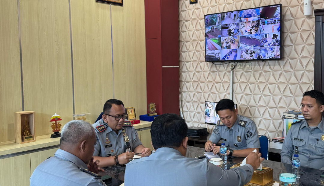 Kepala Imigrasi Kotabumi Perkuat Tata Kelola Internal dan Respons Kendala Lapangan Bersama Tim Tata Usaha