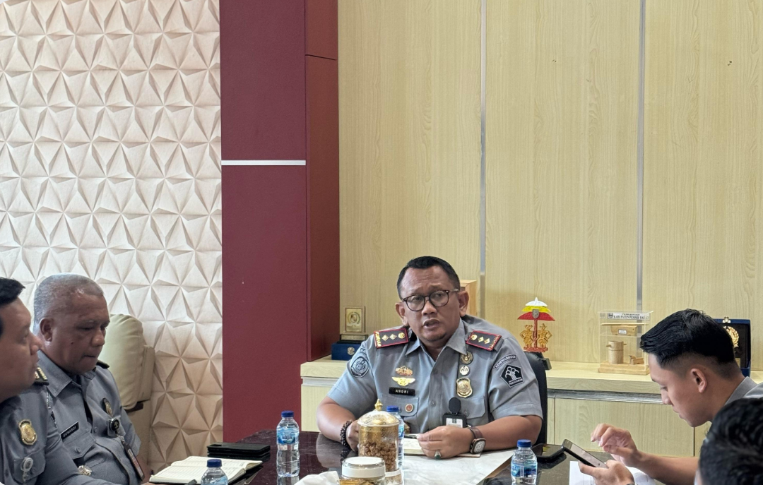 Kepala Imigrasi Kotabumi Perkuat Tata Kelola Internal dan Respons Kendala Lapangan Bersama Tim Tata Usaha