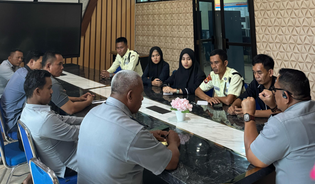 Kepala Imigrasi Kotabumi Gelar Dialog dengan PPNPN: Perkuat Disiplin, Jaga Kebersihan, dan Rencana Penambahan Keamanan