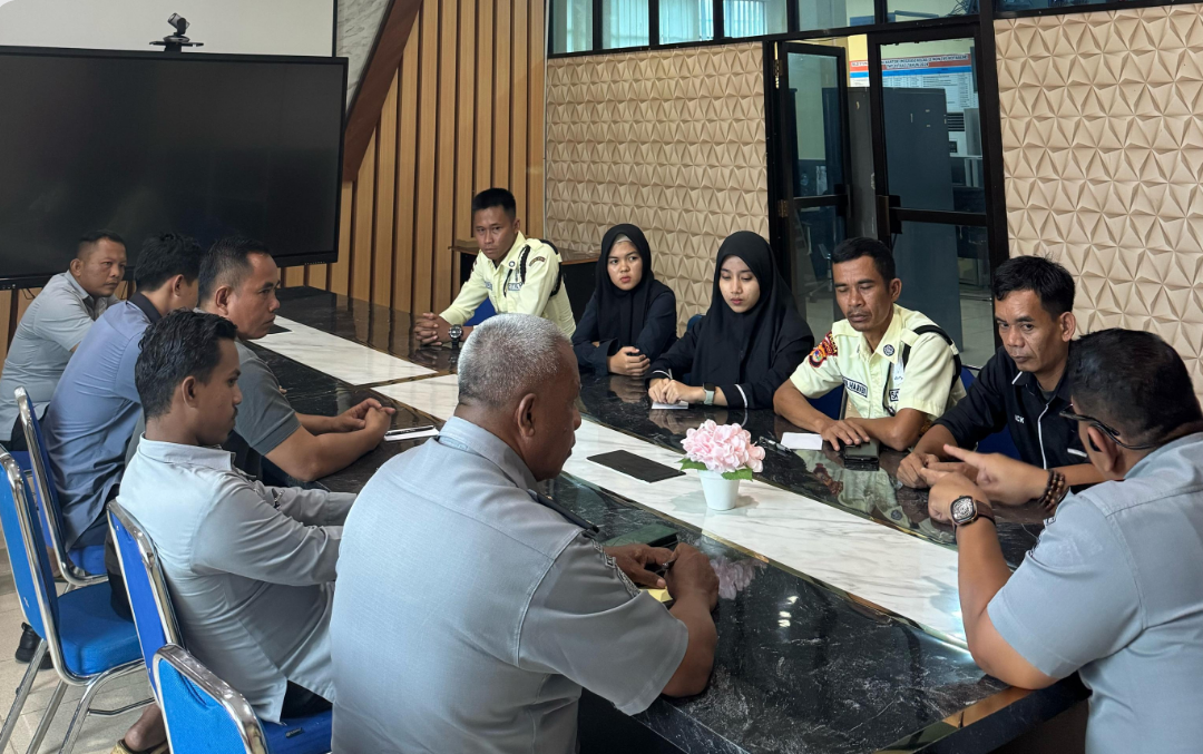 Kepala Imigrasi Kotabumi Gelar Dialog dengan PPNPN: Perkuat Disiplin, Jaga Kebersihan, dan Rencana Penambahan Keamanan