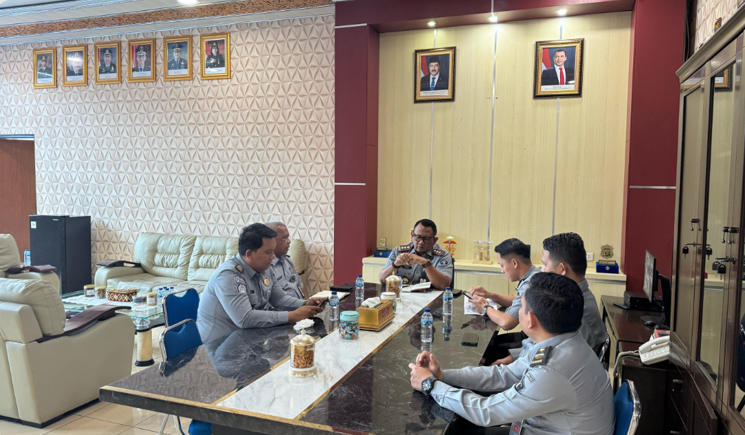 Kepala Imigrasi Kotabumi Perkuat Tata Kelola Internal dan Respons Kendala Lapangan Bersama Tim Tata Usaha