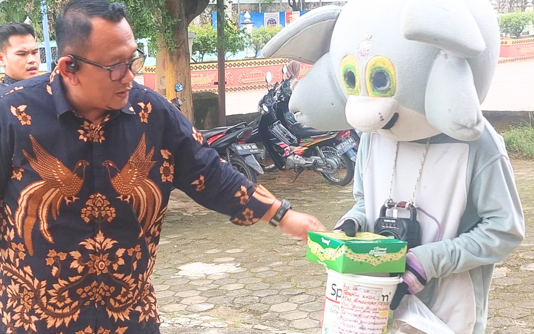 Imigrasi Kotabumi Gelar "Jumat Berkah": Berbagi Makanan Siap Saji ke Masyarakat Lampung Utara