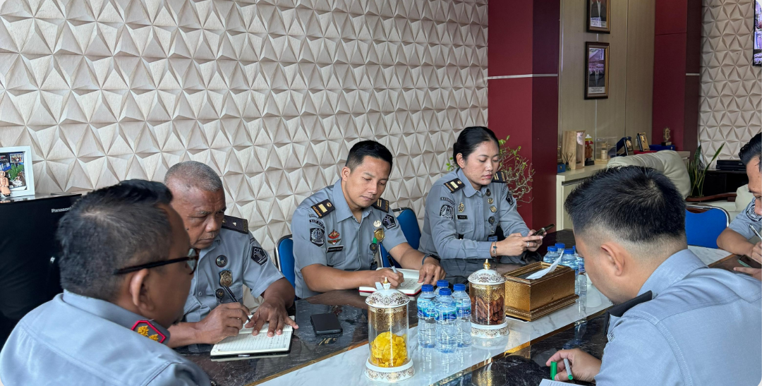 Kepala Kantor Imigrasi Kotabumi Pimpin Rapat Dengar Pendapat Struktural: Fokus pada Penguatan Organisasi dan Kesiapan Pengembangan UKK