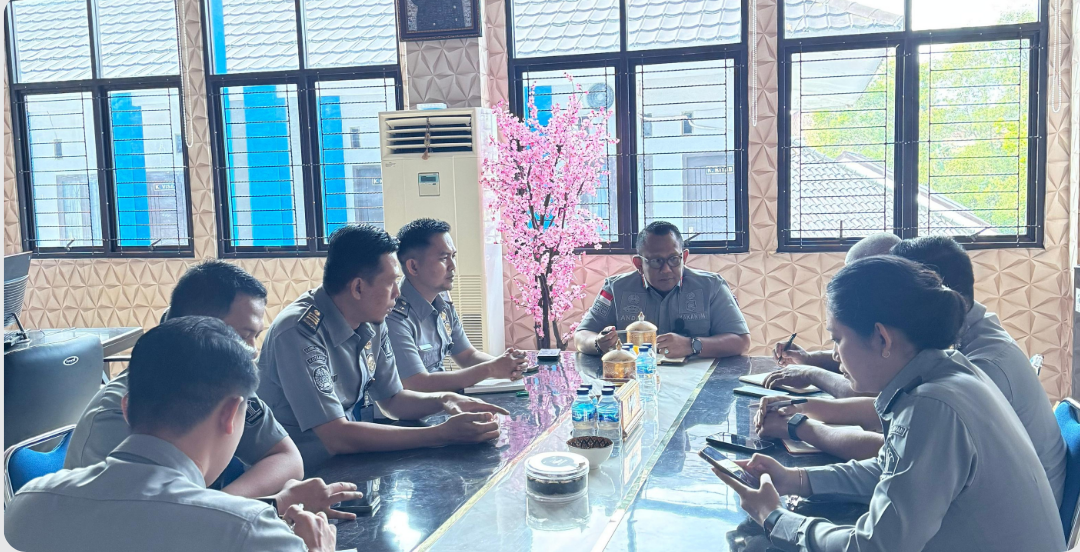 Kepala Kantor Imigrasi Kotabumi Pimpin Rapat Dengar Pendapat Struktural: Fokus pada Penguatan Organisasi dan Kesiapan Pengembangan UKK