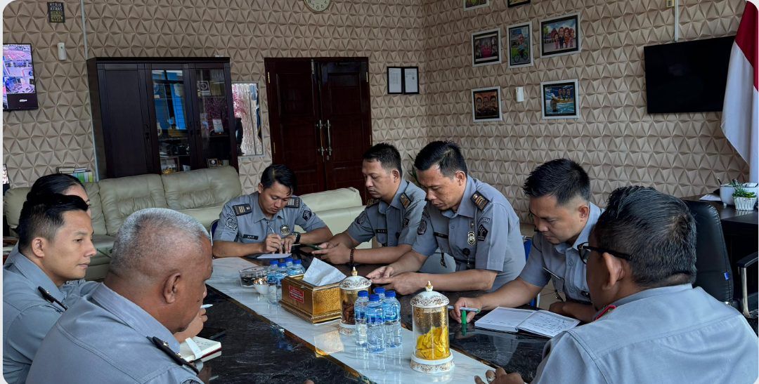 Kepala Kantor Imigrasi Kotabumi Pimpin Rapat Dengar Pendapat Struktural: Fokus pada Penguatan Organisasi dan Kesiapan Pengembangan UKK