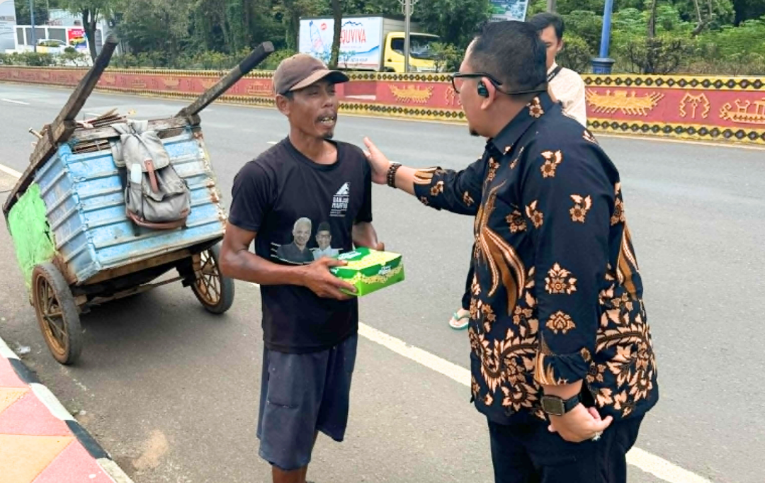 Imigrasi Kotabumi Gelar "Jumat Berkah": Berbagi Makanan Siap Saji ke Masyarakat Lampung Utara