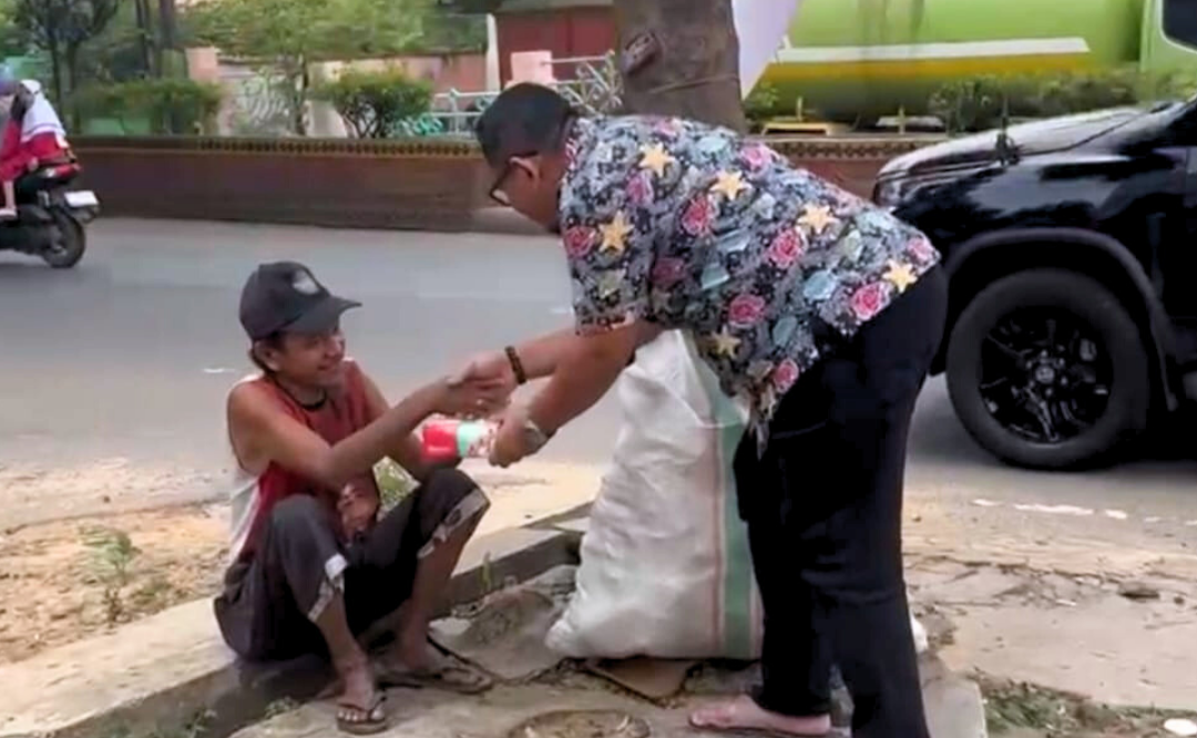 Senyum Warga, Semangat Kami: Jumat Berbagi Ala Imigrasi Kotabumi