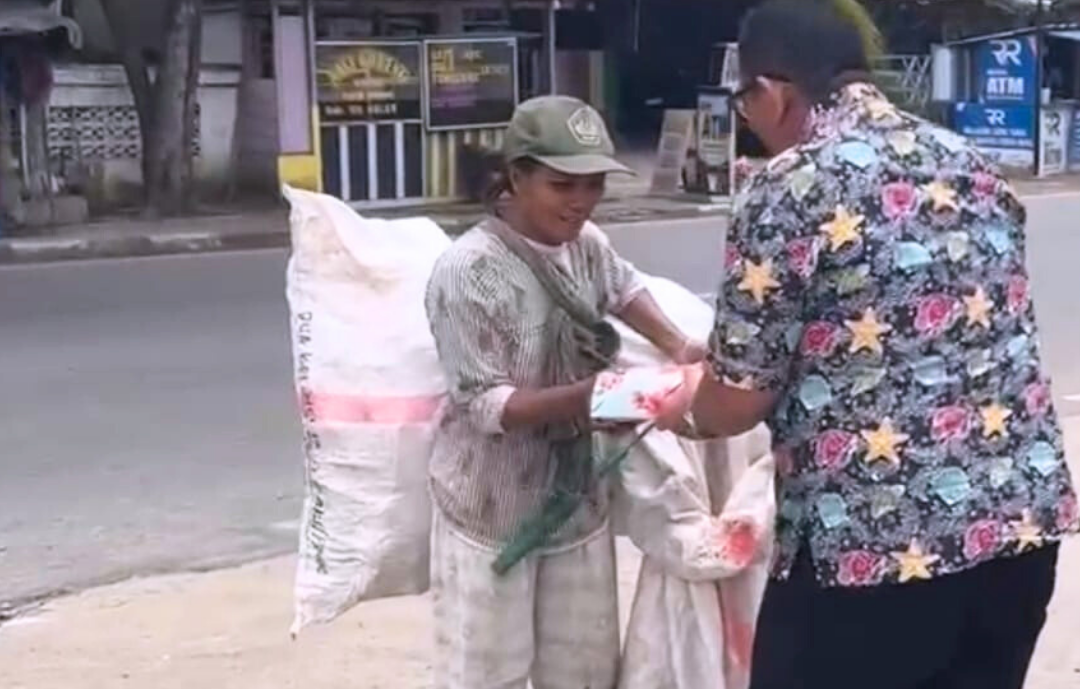 Senyum Warga, Semangat Kami: Jumat Berbagi Ala Imigrasi Kotabumi