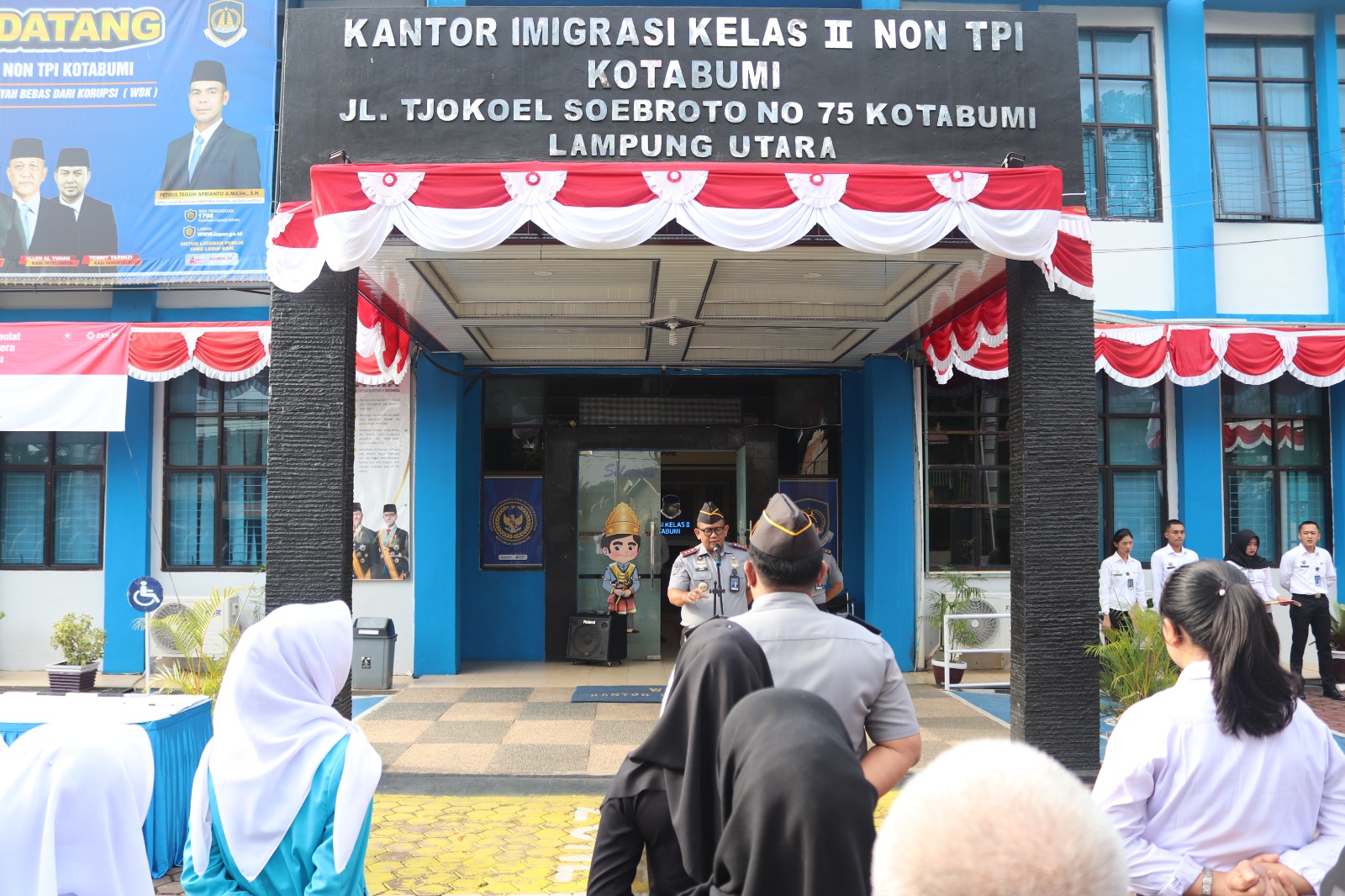 Apel Pagi di Kantor Imigrasi Kotabumi: Penandatanganan Pakta Integritas, Penyematan Pangkat, dan Penghargaan Pegawai Teladan