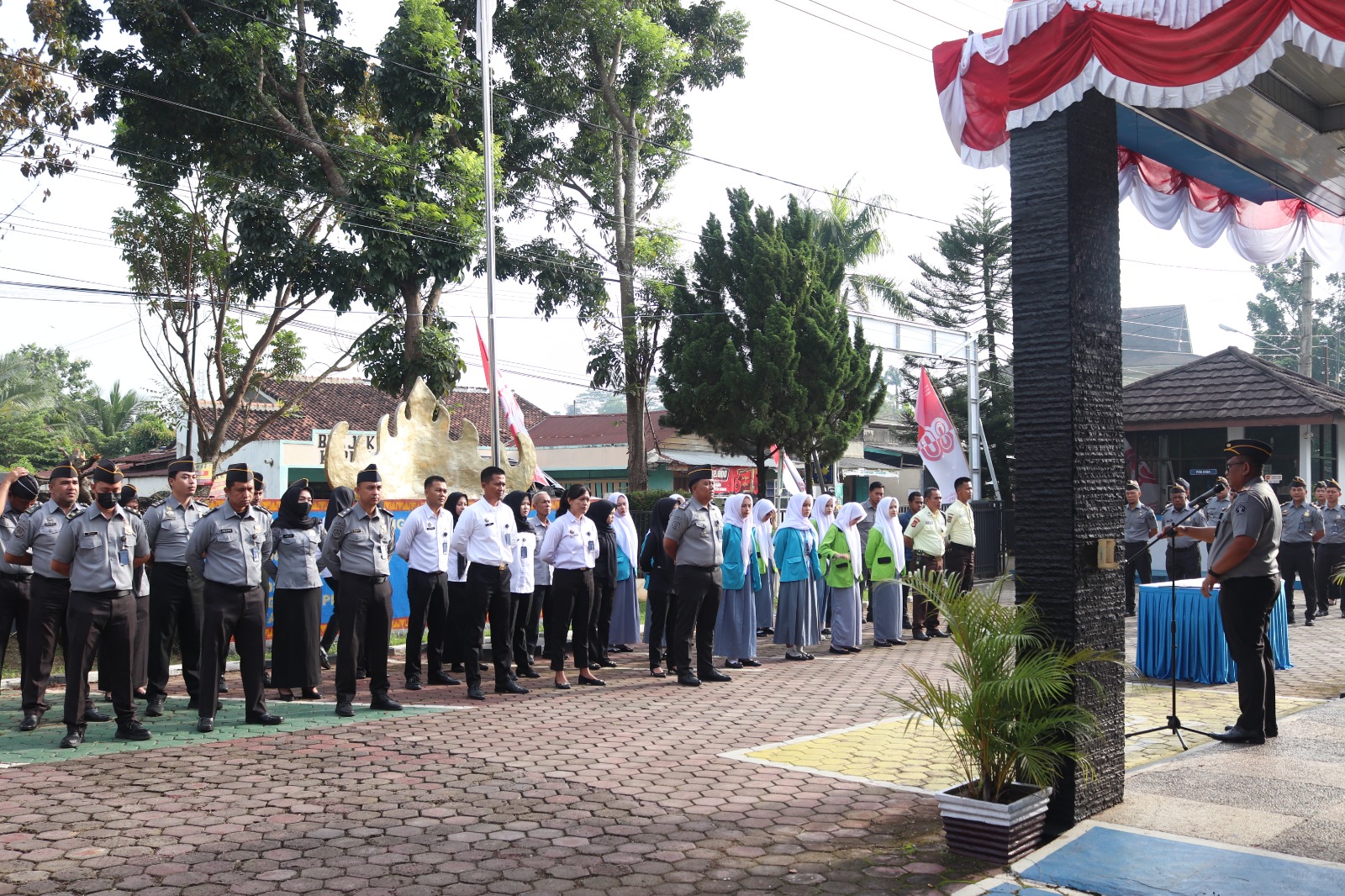 Apel Pagi di Kantor Imigrasi Kotabumi: Penandatanganan Pakta Integritas, Penyematan Pangkat, dan Penghargaan Pegawai Teladan