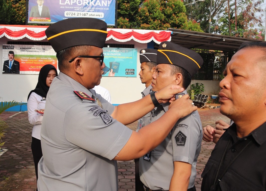 Apel Pagi di Kantor Imigrasi Kotabumi: Penandatanganan Pakta Integritas, Penyematan Pangkat, dan Penghargaan Pegawai Teladan