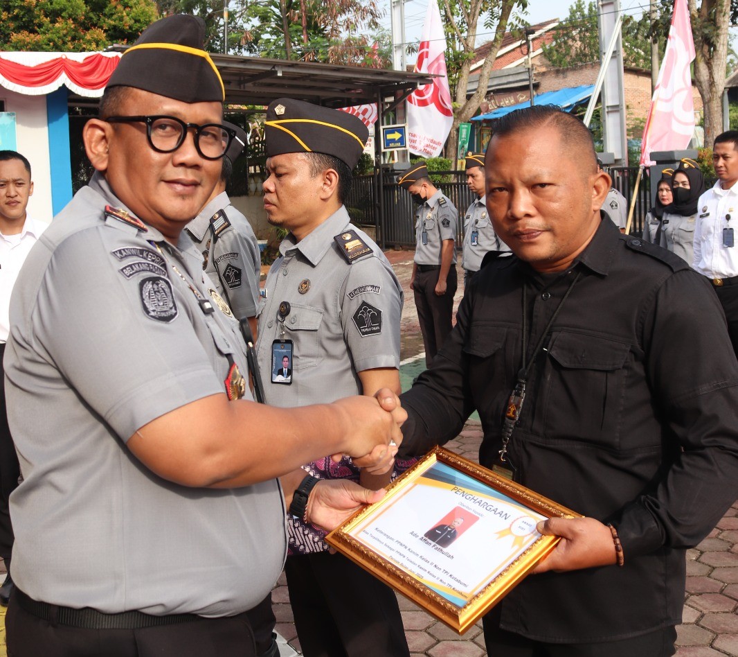 Apel Pagi di Kantor Imigrasi Kotabumi: Penandatanganan Pakta Integritas, Penyematan Pangkat, dan Penghargaan Pegawai Teladan