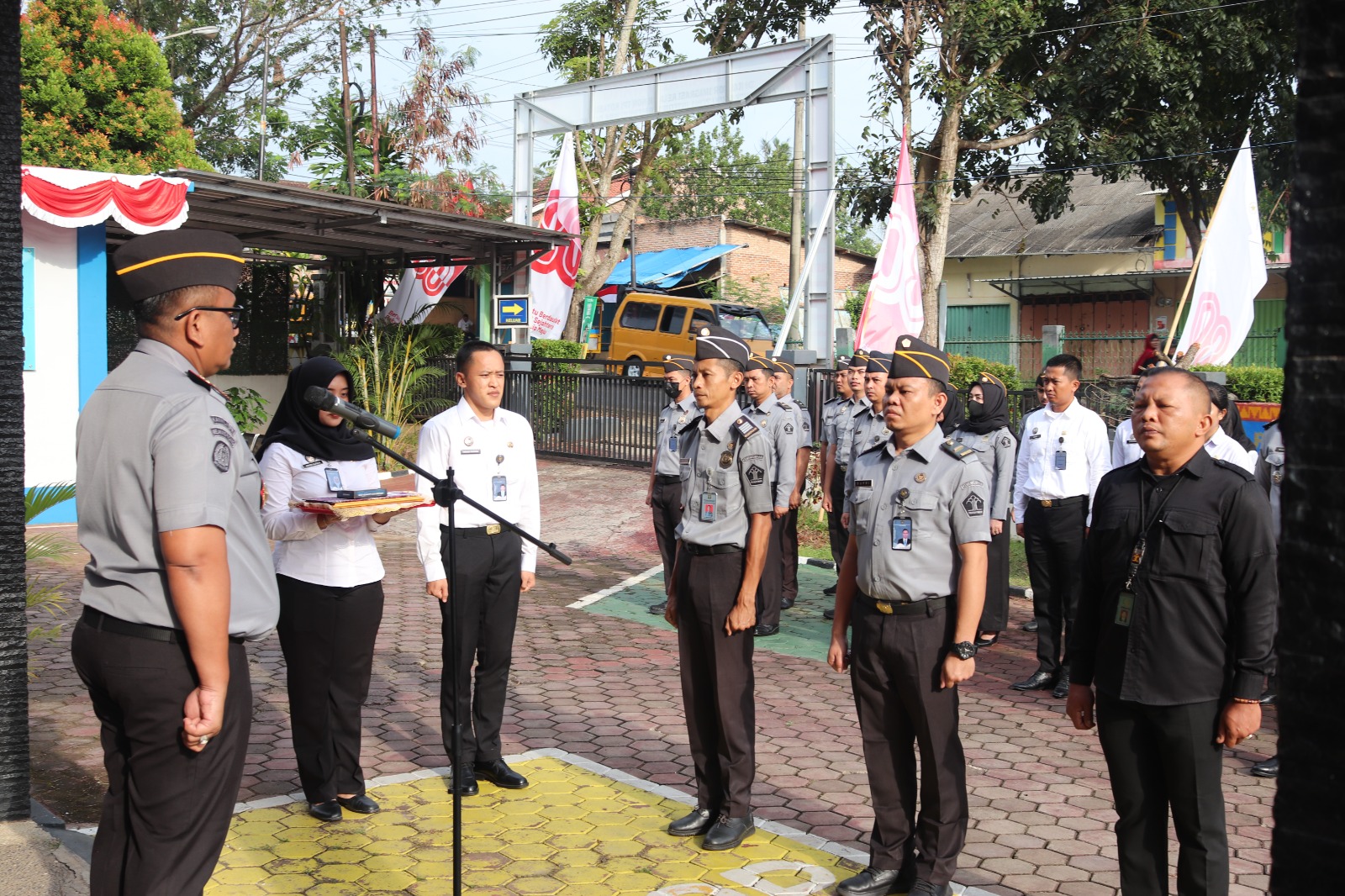 Apel Pagi di Kantor Imigrasi Kotabumi: Penandatanganan Pakta Integritas, Penyematan Pangkat, dan Penghargaan Pegawai Teladan