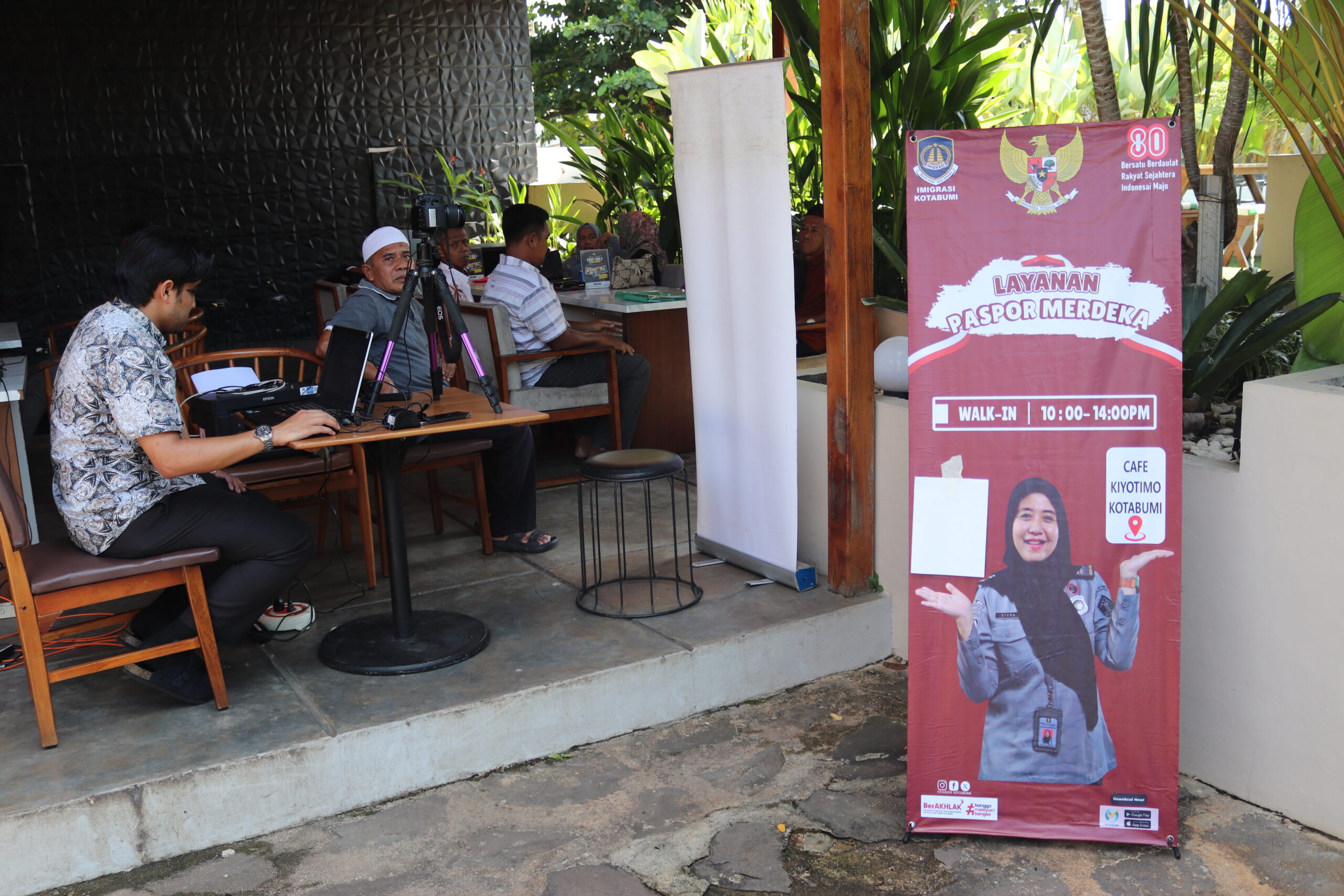 Dalam rangka menyambut Hari Ulang Tahun (HUT) Kemerdekaan Republik Indonesia yang ke-80, Kantor Imigrasi Kelas II Non TPI Kotabumi mengadakan kegiatan spesial bertajuk Pelayanan Paspor Merdeka. Acara ini merupakan wujud nyata dari komitmen Imigrasi Kotabumi dalam memberikan pelayanan prima yang mudah diakses oleh masyarakat. Pelaksanaan layanan ini diselenggarakan pada hari Sabtu, 23 Agustus 2025, bertempat di Cafe Kiyo Time. Kegiatan ini mendapatkan sambutan positif dengan partisipasi dari 8 pemohon. Delapan pemohon tersebut terdiri dari 6 jemaah haji dan 2 jemaah umrah, yang menunjukkan fokus layanan ini untuk mendukung kelancaran ibadah masyarakat. Layanan Paspor Merdeka bukan sekadar kegiatan rutin. Lebih dari itu, layanan ini mencerminkan semangat kemerdekaan melalui pelayanan yang cepat, efektif, dan transparan. Melalui inovasi ini, Imigrasi Kotabumi berupaya untuk terus meningkatkan kualitas pelayanan publik, khususnya dalam mempermudah pengurusan dokumen perjalanan bagi warga yang akan menjalankan ibadah haji dan umrah. Kegiatan ini menjadi bukti bahwa Imigrasi Kotabumi senantiasa berinovasi untuk hadir lebih dekat dengan masyarakat, memastikan kebutuhan layanan keimigrasian terpenuhi dengan baik dan efisien.