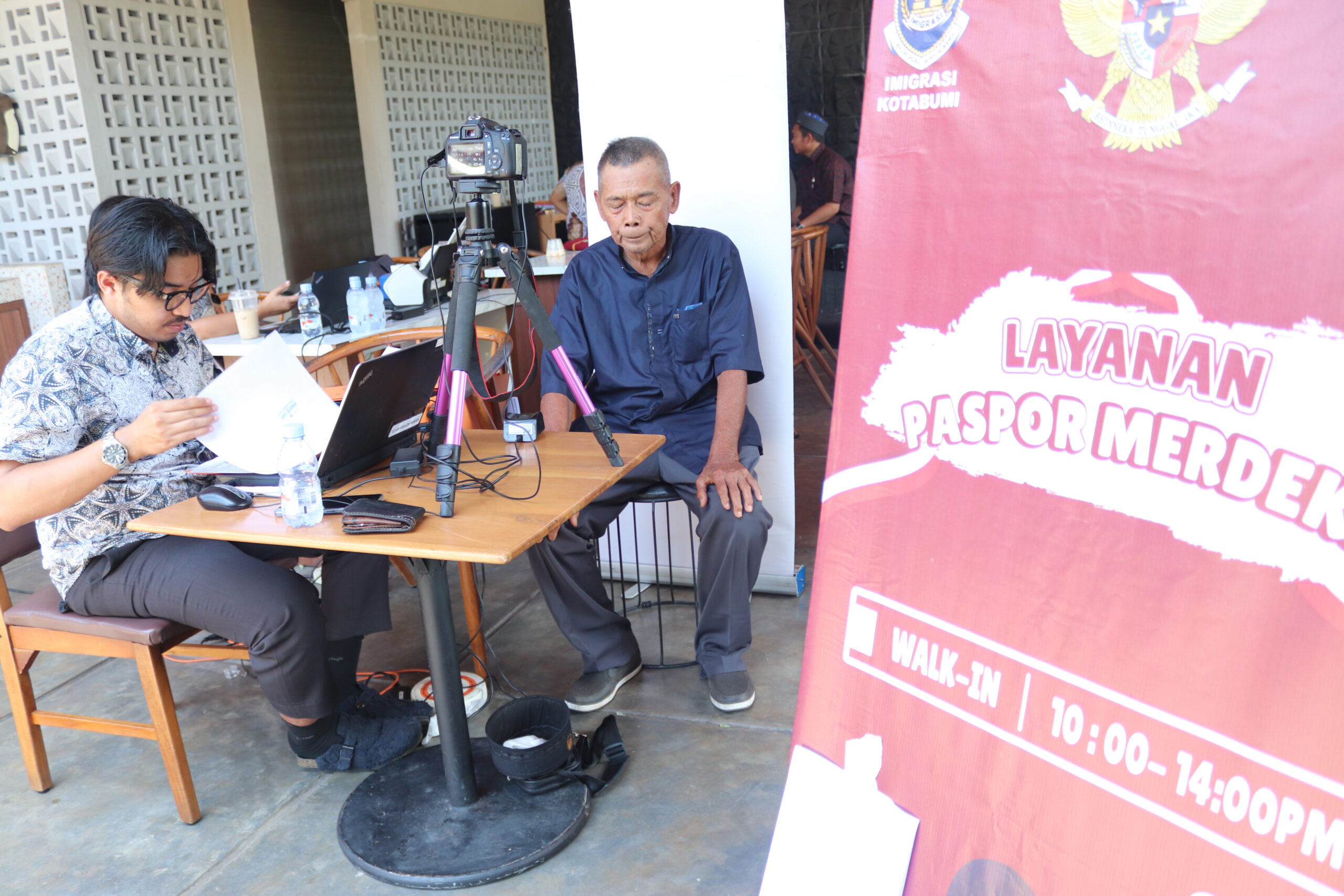 Dalam rangka menyambut Hari Ulang Tahun (HUT) Kemerdekaan Republik Indonesia yang ke-80, Kantor Imigrasi Kelas II Non TPI Kotabumi mengadakan kegiatan spesial bertajuk Pelayanan Paspor Merdeka. Acara ini merupakan wujud nyata dari komitmen Imigrasi Kotabumi dalam memberikan pelayanan prima yang mudah diakses oleh masyarakat. Pelaksanaan layanan ini diselenggarakan pada hari Sabtu, 23 Agustus 2025, bertempat di Cafe Kiyo Time. Kegiatan ini mendapatkan sambutan positif dengan partisipasi dari 8 pemohon. Delapan pemohon tersebut terdiri dari 6 jemaah haji dan 2 jemaah umrah, yang menunjukkan fokus layanan ini untuk mendukung kelancaran ibadah masyarakat. Layanan Paspor Merdeka bukan sekadar kegiatan rutin. Lebih dari itu, layanan ini mencerminkan semangat kemerdekaan melalui pelayanan yang cepat, efektif, dan transparan. Melalui inovasi ini, Imigrasi Kotabumi berupaya untuk terus meningkatkan kualitas pelayanan publik, khususnya dalam mempermudah pengurusan dokumen perjalanan bagi warga yang akan menjalankan ibadah haji dan umrah. Kegiatan ini menjadi bukti bahwa Imigrasi Kotabumi senantiasa berinovasi untuk hadir lebih dekat dengan masyarakat, memastikan kebutuhan layanan keimigrasian terpenuhi dengan baik dan efisien.