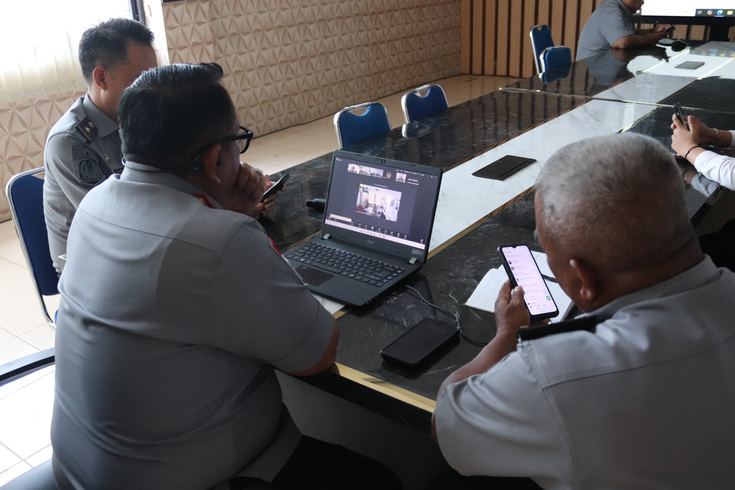 Kantor Imigrasi Kelas II Non TPI Kotabumi mengikuti Zoom Meeting persiapan kegiatan penanaman bibit kelapa yang diselenggarakan oleh Kantor Wilayah Imigrasi Lampung. Kegiatan ini merupakan bentuk kepedulian terhadap pelestarian lingkungan sekaligus mendukung program penghijauan berkelanjutan. Melalui koordinasi dan sinergi antar jajaran, diharapkan kegiatan penanaman ini tidak hanya menjaga keseimbangan alam, tetapi juga memberikan manfaat nyata bagi masyarakat sekitar. Penanaman bibit kelapa dimaknai bukan sekadar menanam pohon, melainkan juga menanam harapan untuk mewujudkan masa depan yang lebih hijau, lestari, dan berkelanjutan.