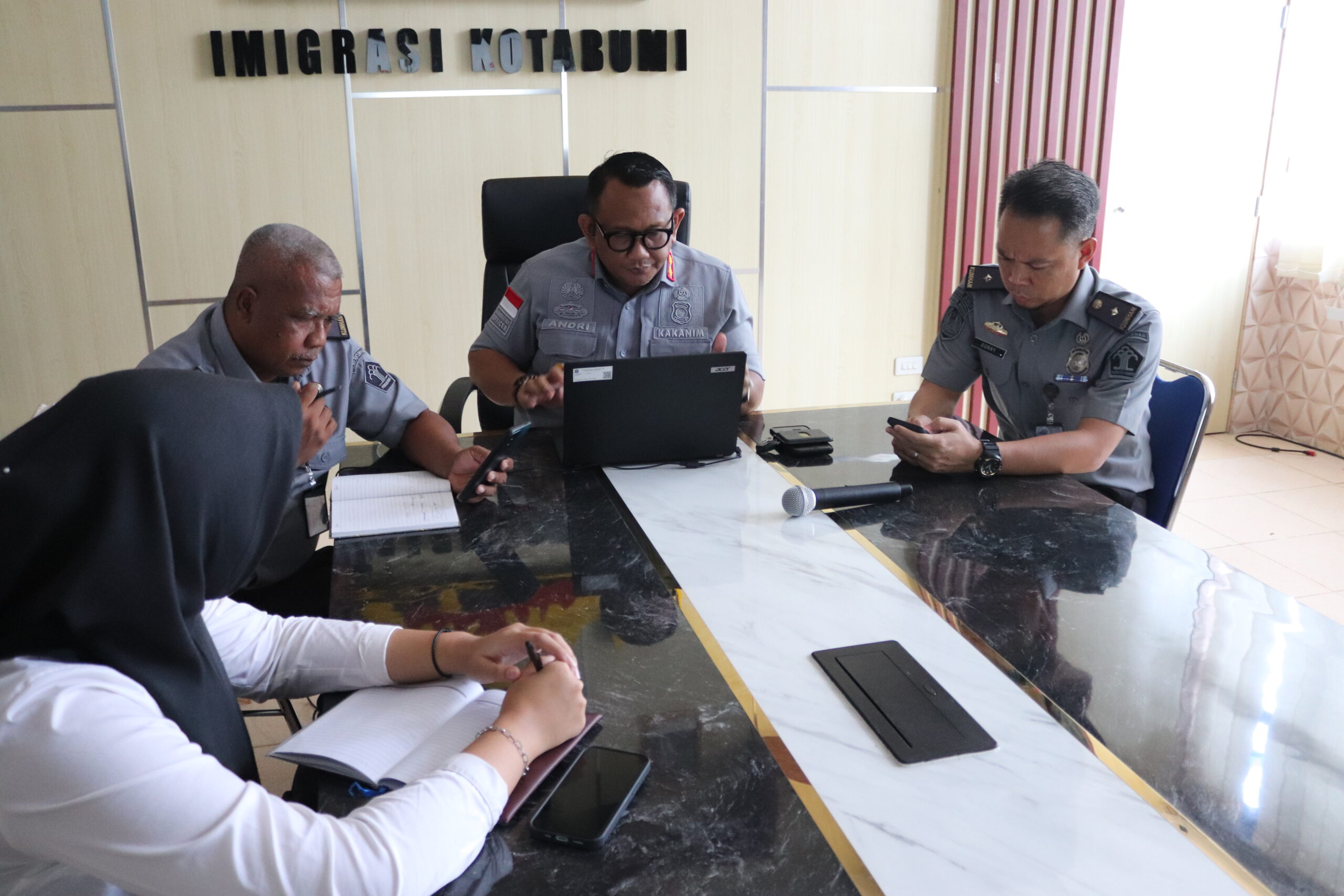 Kantor Imigrasi Kelas II Non TPI Kotabumi mengikuti Zoom Meeting persiapan kegiatan penanaman bibit kelapa yang diselenggarakan oleh Kantor Wilayah Imigrasi Lampung. Kegiatan ini merupakan bentuk kepedulian terhadap pelestarian lingkungan sekaligus mendukung program penghijauan berkelanjutan. Melalui koordinasi dan sinergi antar jajaran, diharapkan kegiatan penanaman ini tidak hanya menjaga keseimbangan alam, tetapi juga memberikan manfaat nyata bagi masyarakat sekitar. Penanaman bibit kelapa dimaknai bukan sekadar menanam pohon, melainkan juga menanam harapan untuk mewujudkan masa depan yang lebih hijau, lestari, dan berkelanjutan.
