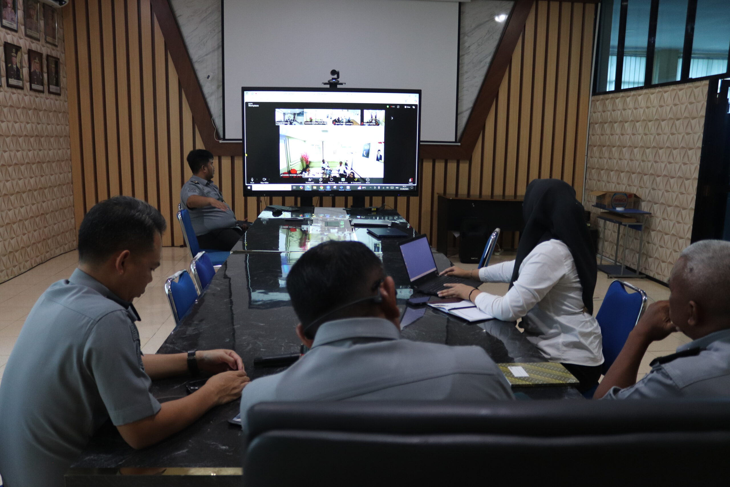 Kantor Imigrasi Kelas II Non TPI Kotabumi mengikuti Zoom Meeting persiapan kegiatan penanaman bibit kelapa yang diselenggarakan oleh Kantor Wilayah Imigrasi Lampung. Kegiatan ini merupakan bentuk kepedulian terhadap pelestarian lingkungan sekaligus mendukung program penghijauan berkelanjutan. Melalui koordinasi dan sinergi antar jajaran, diharapkan kegiatan penanaman ini tidak hanya menjaga keseimbangan alam, tetapi juga memberikan manfaat nyata bagi masyarakat sekitar. Penanaman bibit kelapa dimaknai bukan sekadar menanam pohon, melainkan juga menanam harapan untuk mewujudkan masa depan yang lebih hijau, lestari, dan berkelanjutan.