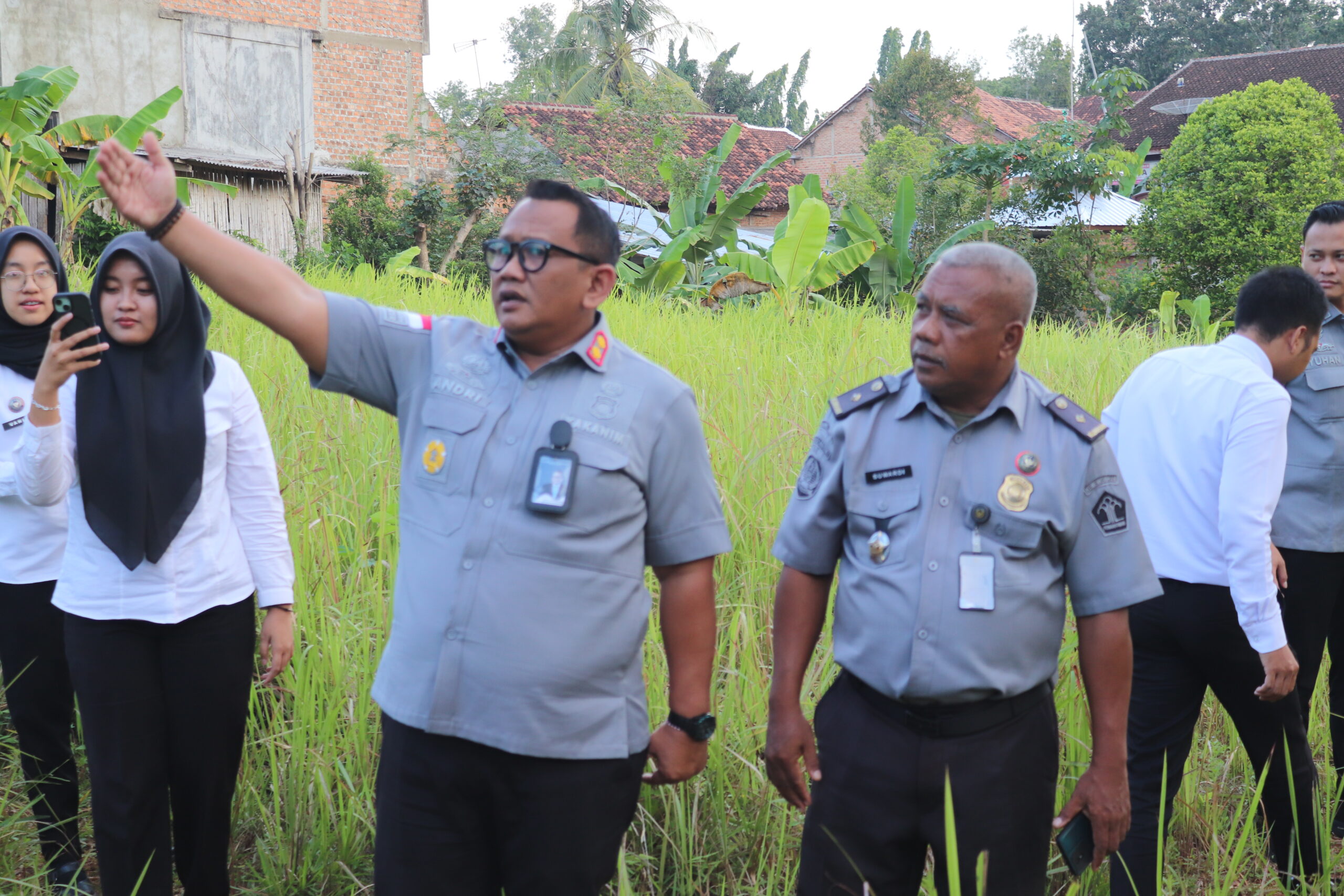 Kepala Kantor Imigrasi Kelas II Non TPI Kotabumi, Moch. Andri Budiman, bersama jajaran pejabat struktural melaksanakan survei lapangan sebagai persiapan program penanaman bibit kelapa. Survei ini bertujuan untuk memastikan kondisi lahan yang akan digunakan benar-benar sesuai dan layak bagi pelaksanaan program penghijauan. Langkah ini menjadi bagian penting dalam mendukung pelestarian lingkungan sekaligus menjaga keberhasilan program penanaman bibit kelapa. Dengan pengecekan langsung di lokasi, diharapkan seluruh persiapan dapat berjalan optimal sehingga kegiatan nantinya mampu memberikan manfaat nyata, baik bagi masyarakat maupun lingkungan sekitar.