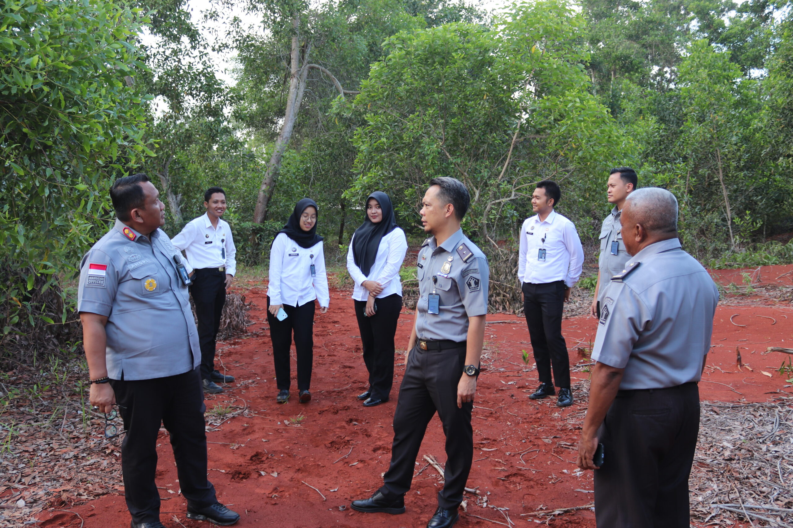 Kepala Kantor Imigrasi Kelas II Non TPI Kotabumi, Moch. Andri Budiman, bersama jajaran pejabat struktural melaksanakan survei lapangan sebagai persiapan program penanaman bibit kelapa. Survei ini bertujuan untuk memastikan kondisi lahan yang akan digunakan benar-benar sesuai dan layak bagi pelaksanaan program penghijauan. Langkah ini menjadi bagian penting dalam mendukung pelestarian lingkungan sekaligus menjaga keberhasilan program penanaman bibit kelapa. Dengan pengecekan langsung di lokasi, diharapkan seluruh persiapan dapat berjalan optimal sehingga kegiatan nantinya mampu memberikan manfaat nyata, baik bagi masyarakat maupun lingkungan sekitar.