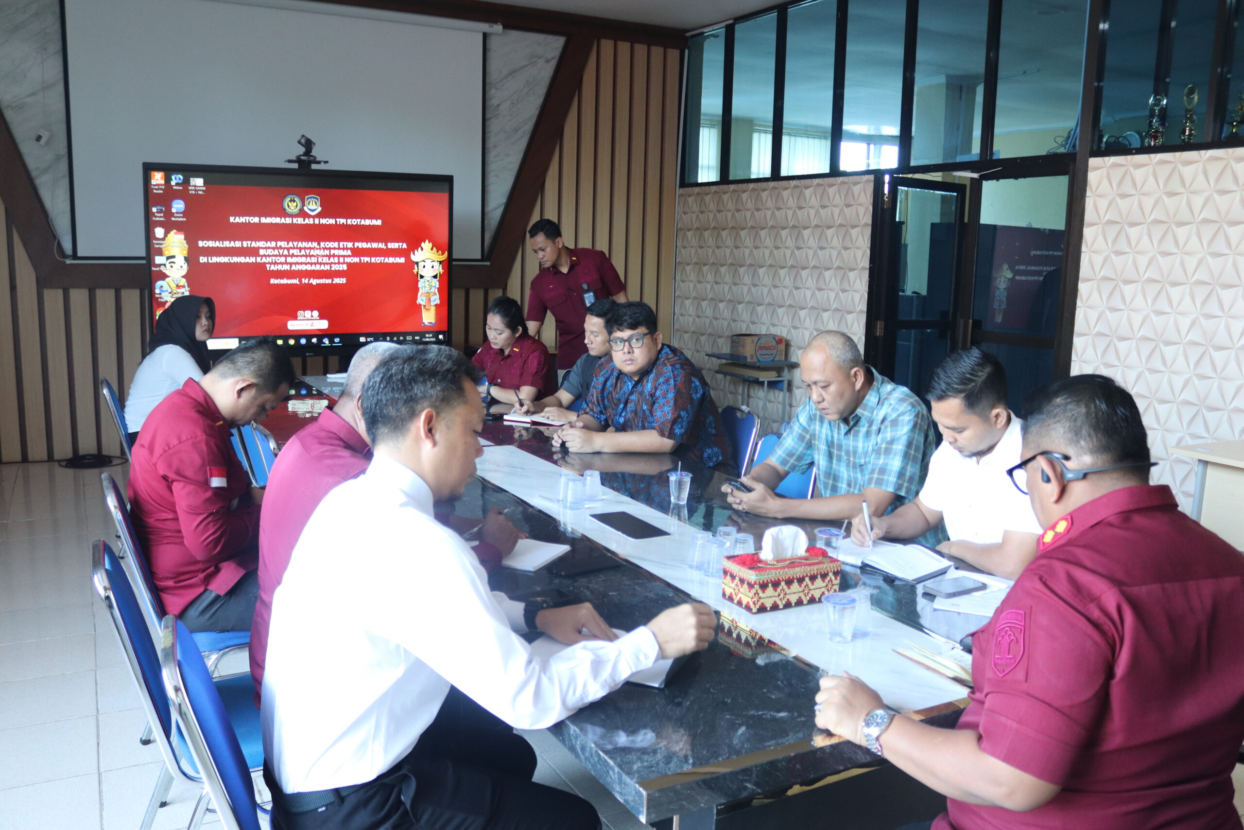 Kantor Imigrasi Kelas II Non TPI Kotabumi melaksanakan rapat evaluasi kinerja sekaligus perencanaan program kerja yang akan datang. Rapat ini dipimpin oleh Kepala Kantor bersama pejabat struktural dengan fokus pada peningkatan kualitas layanan dan pengelolaan organisasi. Agenda rapat mencakup berbagai pembahasan penting, mulai dari evaluasi permohonan layanan, penataan denah kantor, catatan LKE-RB dari tim evaluator, manajemen risiko, alokasi anggaran bantuan, rencana renovasi tahun 2026, hingga distribusi pegawai. Selain itu, turut dibahas pula arahan pimpinan sebagai pedoman dalam pelaksanaan tugas ke depan. Melalui kegiatan ini, diharapkan tercipta langkah-langkah konkret dalam meningkatkan efektivitas kerja, kualitas layanan publik, serta tata kelola organisasi yang lebih baik di Kantor Imigrasi Kelas II Non TPI Kotabumi.