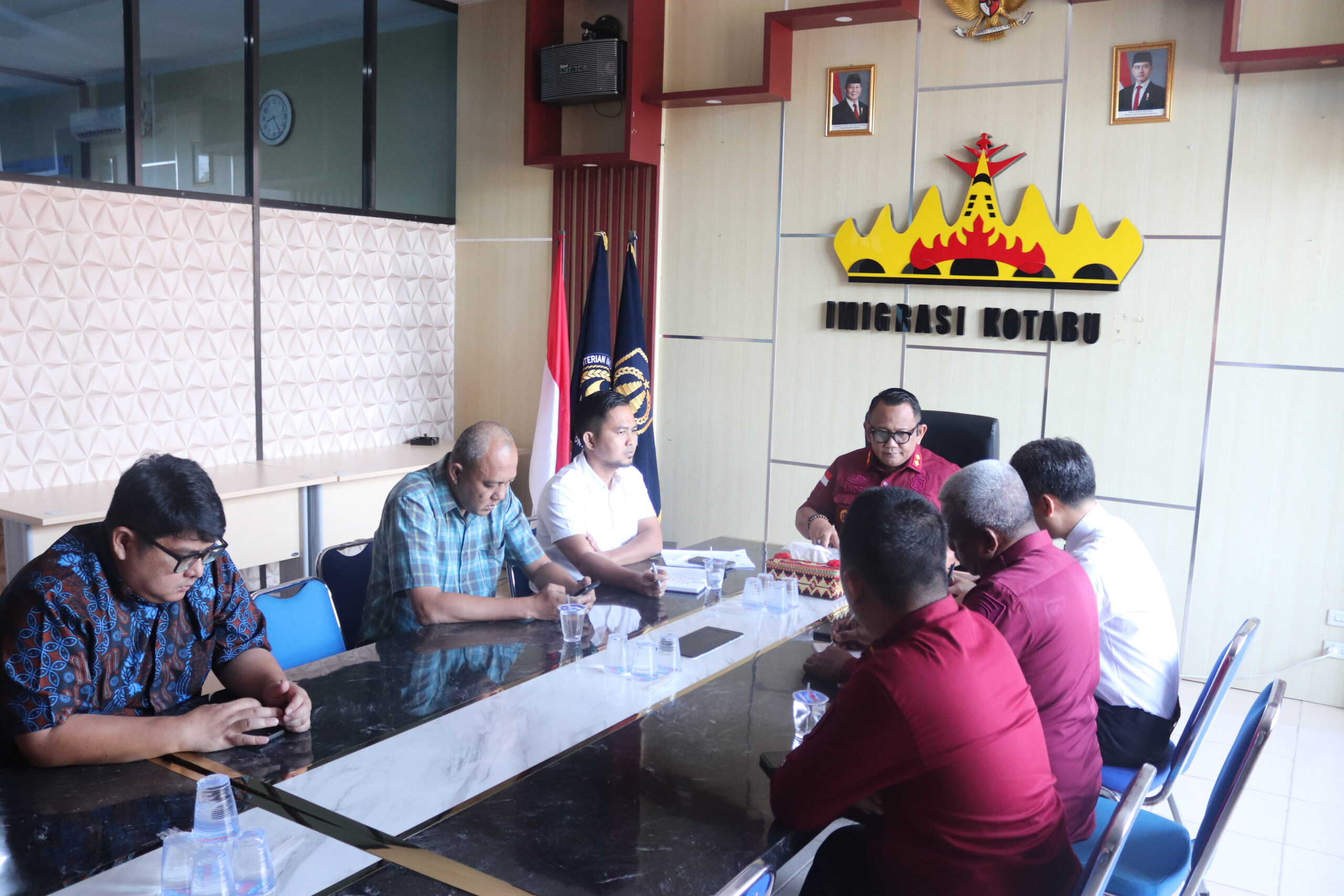 Kantor Imigrasi Kelas II Non TPI Kotabumi melaksanakan rapat evaluasi kinerja sekaligus perencanaan program kerja yang akan datang. Rapat ini dipimpin oleh Kepala Kantor bersama pejabat struktural dengan fokus pada peningkatan kualitas layanan dan pengelolaan organisasi. Agenda rapat mencakup berbagai pembahasan penting, mulai dari evaluasi permohonan layanan, penataan denah kantor, catatan LKE-RB dari tim evaluator, manajemen risiko, alokasi anggaran bantuan, rencana renovasi tahun 2026, hingga distribusi pegawai. Selain itu, turut dibahas pula arahan pimpinan sebagai pedoman dalam pelaksanaan tugas ke depan. Melalui kegiatan ini, diharapkan tercipta langkah-langkah konkret dalam meningkatkan efektivitas kerja, kualitas layanan publik, serta tata kelola organisasi yang lebih baik di Kantor Imigrasi Kelas II Non TPI Kotabumi.