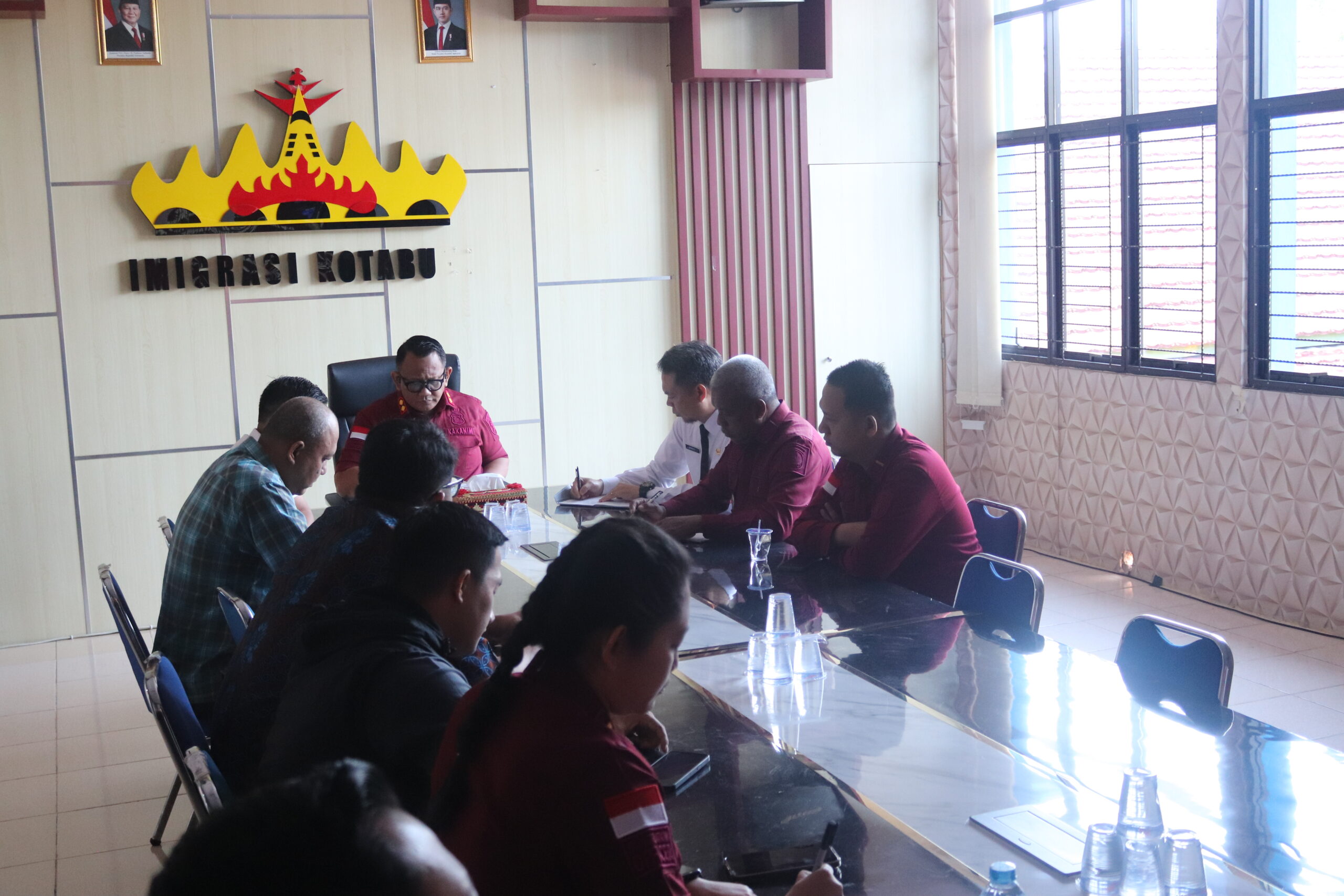 Kantor Imigrasi Kelas II Non TPI Kotabumi melaksanakan rapat evaluasi kinerja sekaligus perencanaan program kerja yang akan datang. Rapat ini dipimpin oleh Kepala Kantor bersama pejabat struktural dengan fokus pada peningkatan kualitas layanan dan pengelolaan organisasi. Agenda rapat mencakup berbagai pembahasan penting, mulai dari evaluasi permohonan layanan, penataan denah kantor, catatan LKE-RB dari tim evaluator, manajemen risiko, alokasi anggaran bantuan, rencana renovasi tahun 2026, hingga distribusi pegawai. Selain itu, turut dibahas pula arahan pimpinan sebagai pedoman dalam pelaksanaan tugas ke depan. Melalui kegiatan ini, diharapkan tercipta langkah-langkah konkret dalam meningkatkan efektivitas kerja, kualitas layanan publik, serta tata kelola organisasi yang lebih baik di Kantor Imigrasi Kelas II Non TPI Kotabumi.