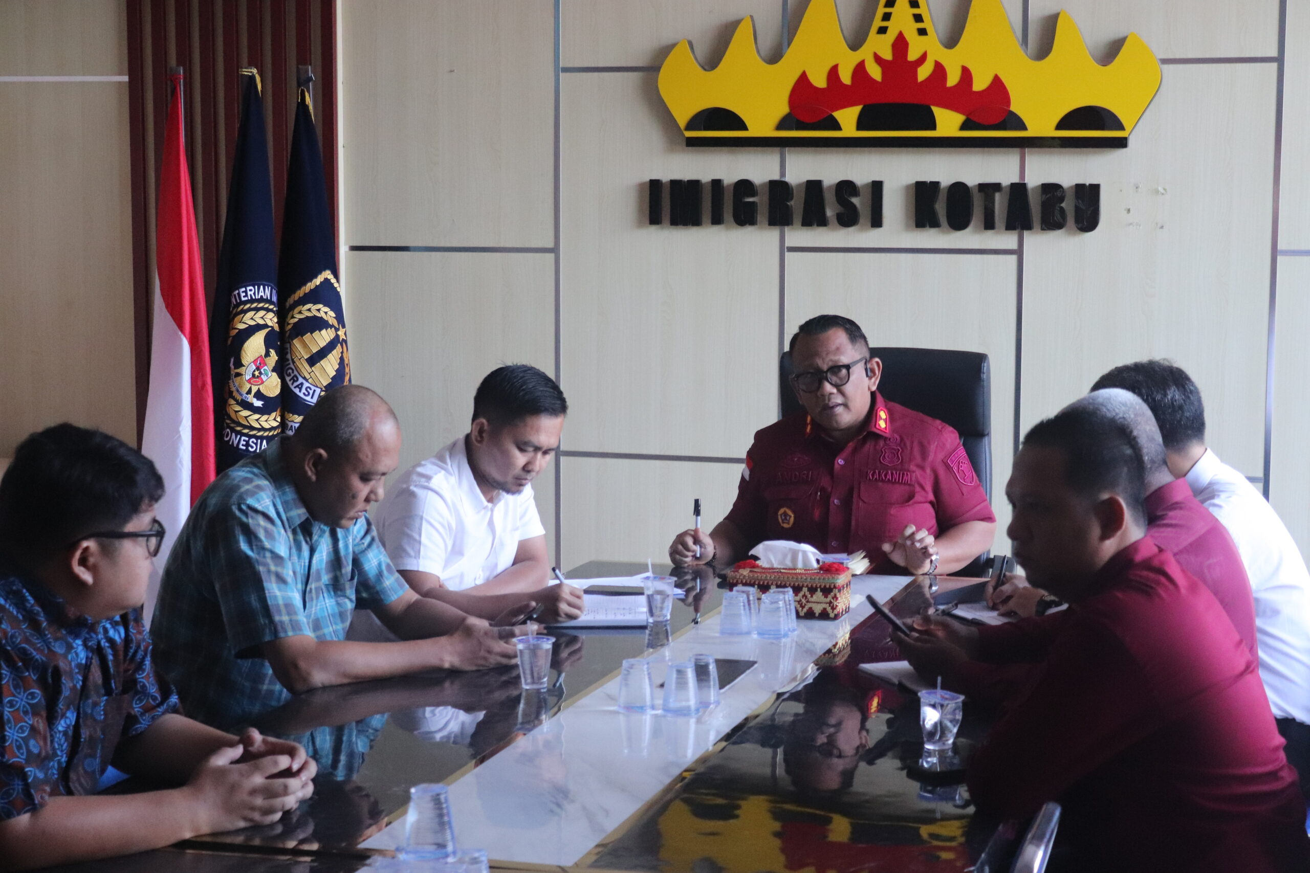 Kantor Imigrasi Kelas II Non TPI Kotabumi melaksanakan rapat evaluasi kinerja sekaligus perencanaan program kerja yang akan datang. Rapat ini dipimpin oleh Kepala Kantor bersama pejabat struktural dengan fokus pada peningkatan kualitas layanan dan pengelolaan organisasi. Agenda rapat mencakup berbagai pembahasan penting, mulai dari evaluasi permohonan layanan, penataan denah kantor, catatan LKE-RB dari tim evaluator, manajemen risiko, alokasi anggaran bantuan, rencana renovasi tahun 2026, hingga distribusi pegawai. Selain itu, turut dibahas pula arahan pimpinan sebagai pedoman dalam pelaksanaan tugas ke depan. Melalui kegiatan ini, diharapkan tercipta langkah-langkah konkret dalam meningkatkan efektivitas kerja, kualitas layanan publik, serta tata kelola organisasi yang lebih baik di Kantor Imigrasi Kelas II Non TPI Kotabumi.