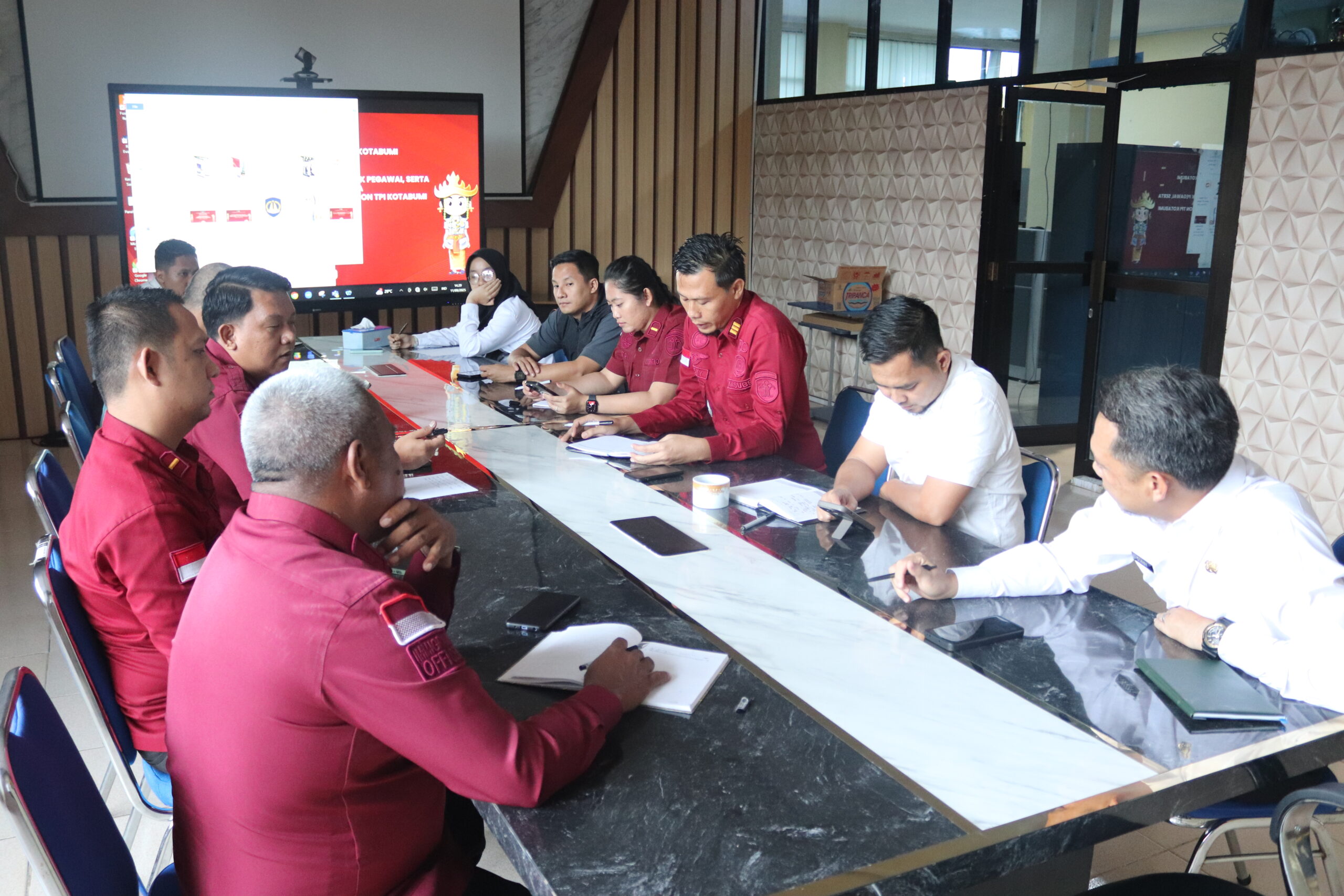 Kantor Imigrasi Kelas II Non TPI Kotabumi melaksanakan rapat internal yang berfokus pada inventarisasi jaringan lokal di lingkungan kantor. Kegiatan ini menjadi langkah strategis dalam memastikan bahwa perangkat serta infrastruktur jaringan yang mendukung layanan keimigrasian dapat berjalan dengan baik dan optimal. Kanim Kotabumi Laksanakan Rapat Inventarisasi Jaringan Lokal untuk Dukung Layanan Digital yang Prima