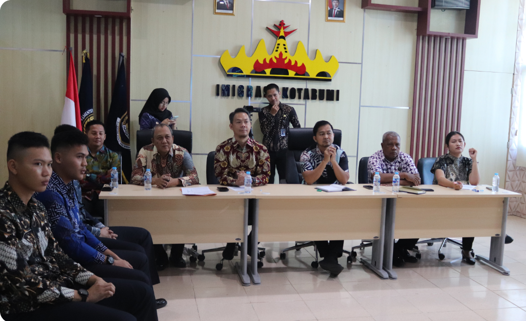 Sinergi Dunia Pendidikan dan Profesional, Taruna Poltekip Paparkan Hasil Latihan Kerja di Kantor Imigrasi Kotabumi