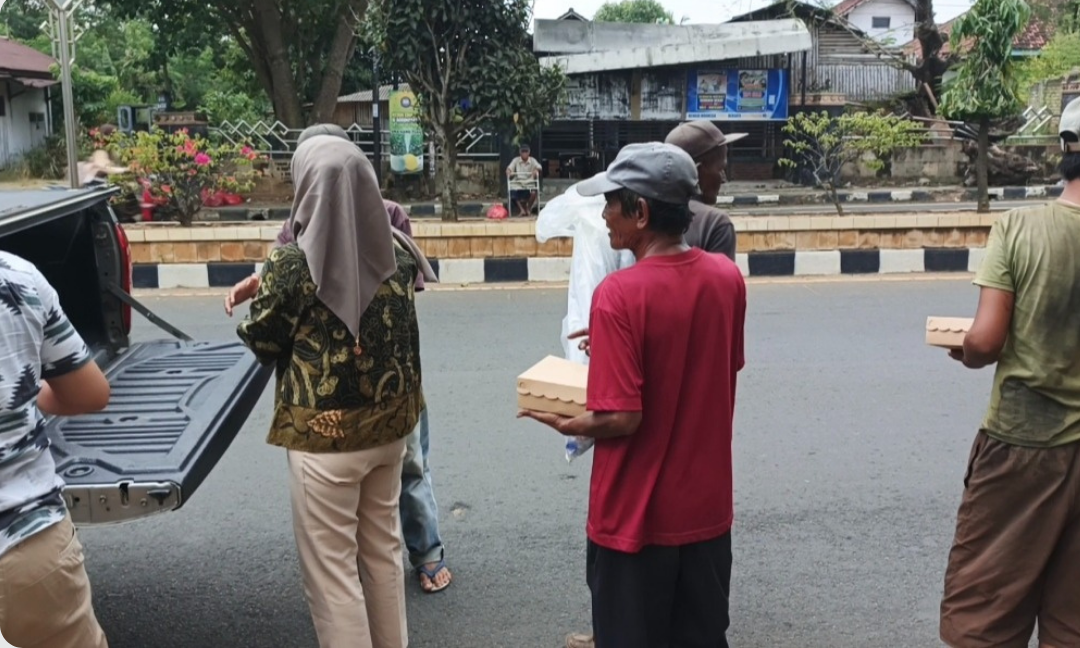 Wujud Kepedulian di Hari Penuh Berkah, Imigrasi Kotabumi Hadir di Tengah Masyarakat Melalui Aksi Jumat Berkah