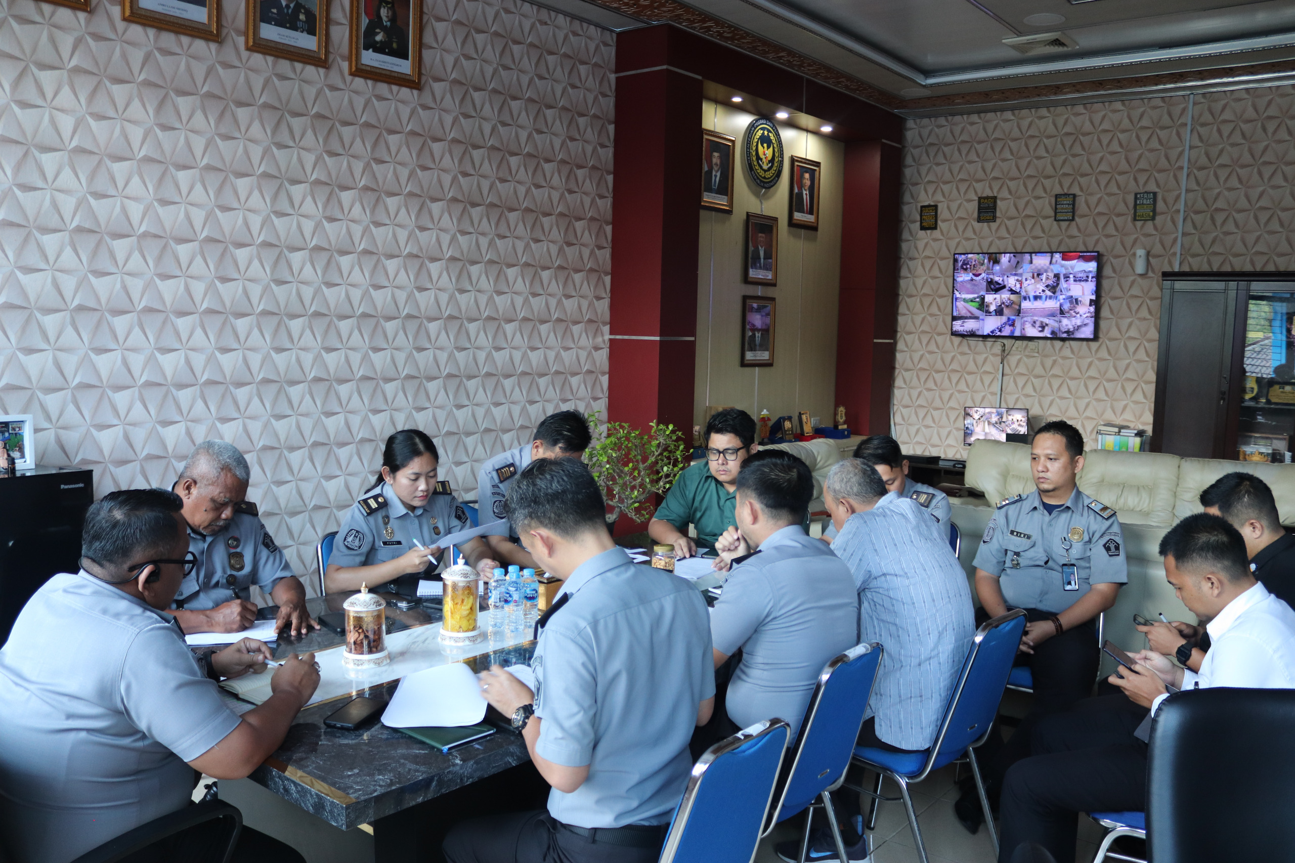 Rapat Evaluasi Kinerja Pejabat Struktural di Lingkungan Kantor Imigrasi Kotabumi: Meningkatkan Profesionalisme dan Kualitas Pelayanan Publik