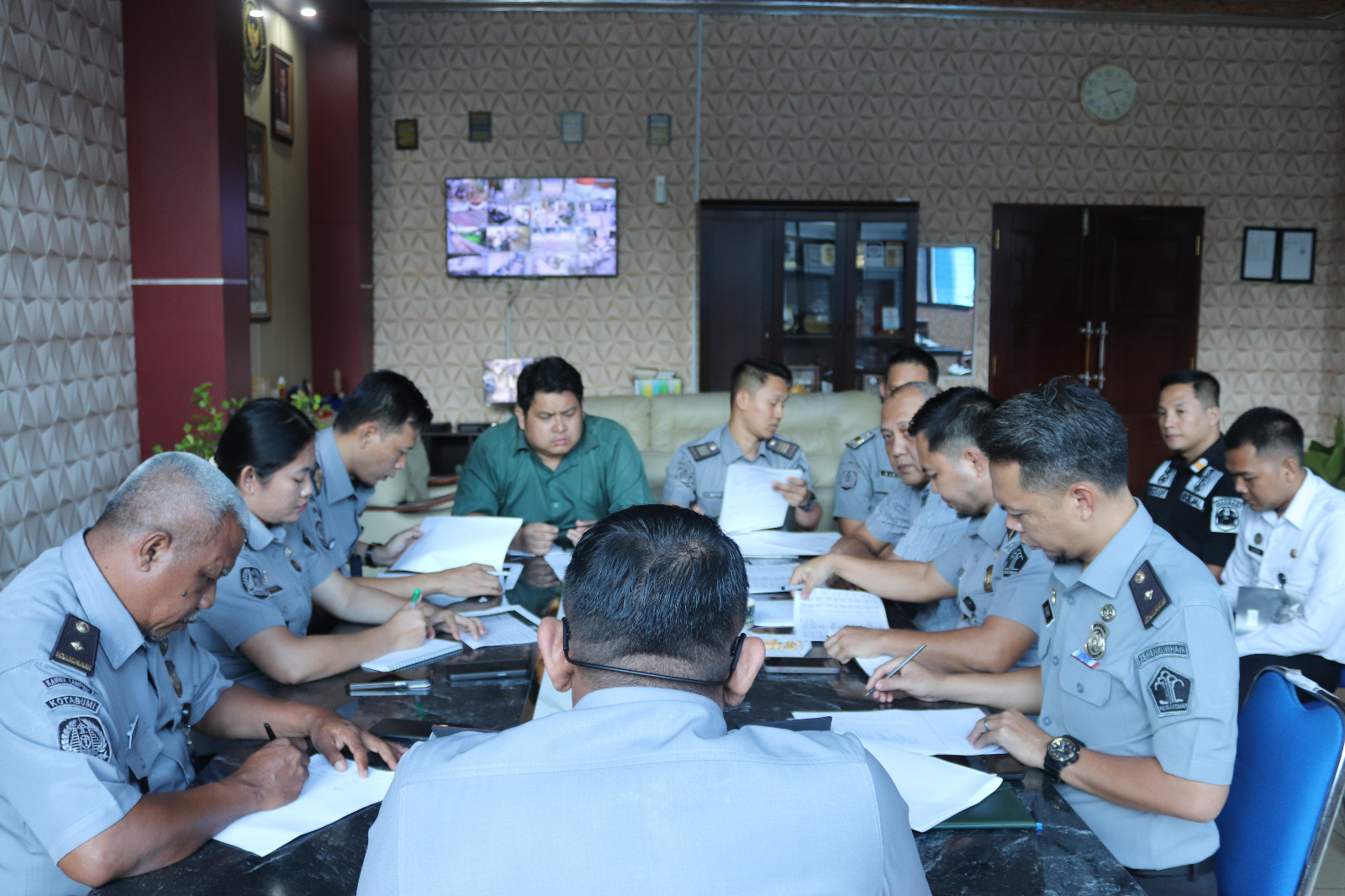 Rapat Evaluasi Kinerja Pejabat Struktural di Lingkungan Kantor Imigrasi Kotabumi: Meningkatkan Profesionalisme dan Kualitas Pelayanan Publik