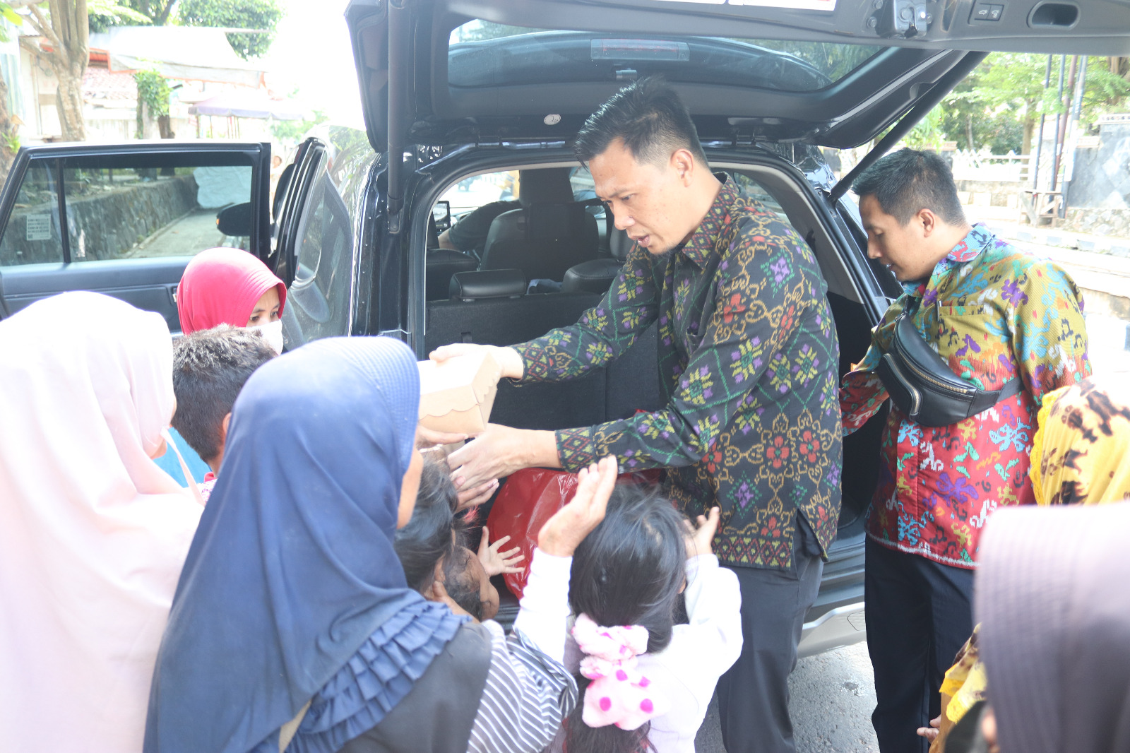 Jumat Berkah: Wujud Syukur dan Kepedulian di Imigrasi Kotabumi