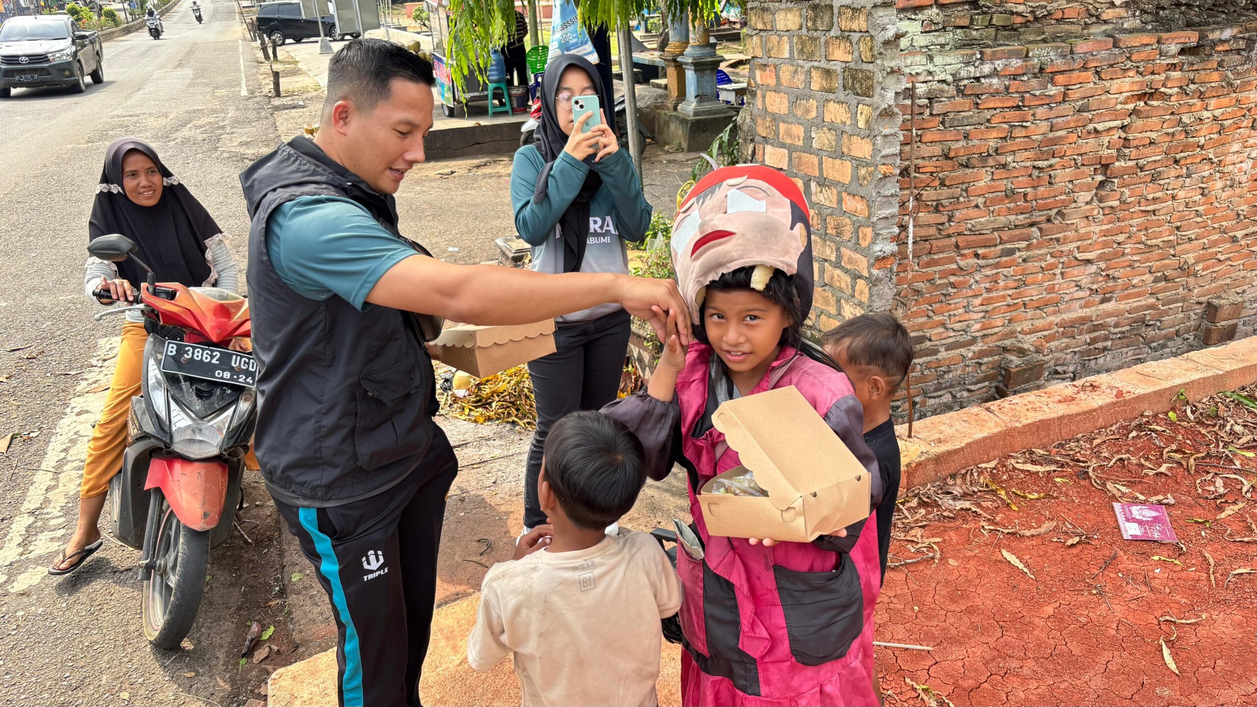 Wujud Kepedulian Sosial untuk Sesama Imigrasi Kotabumi Gelar Jum’at Berkah