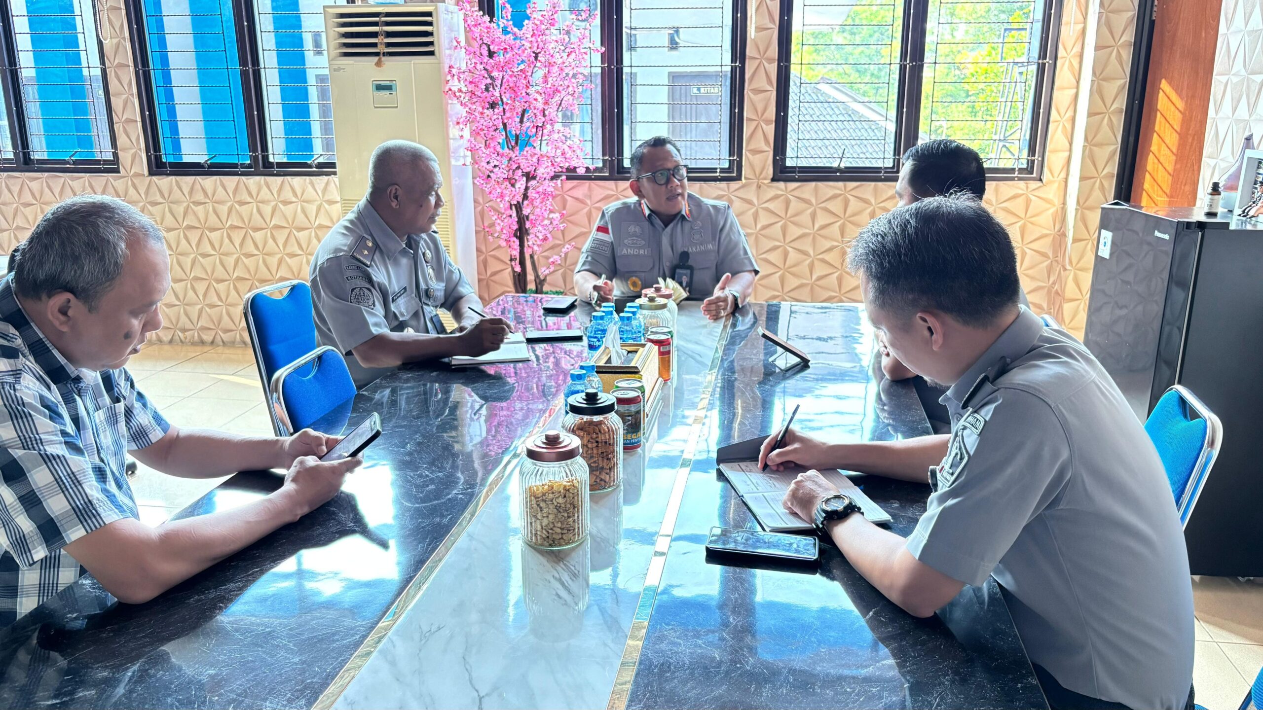 Rapat Struktural Kanim Kotabumi: Persiapan Penanaman Bibit Kelapa dan Verifikasi WBK