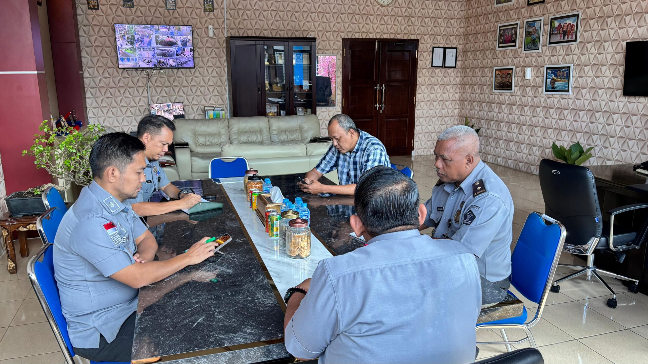 Rapat Struktural Kanim Kotabumi: Persiapan Penanaman Bibit Kelapa dan Verifikasi WBK