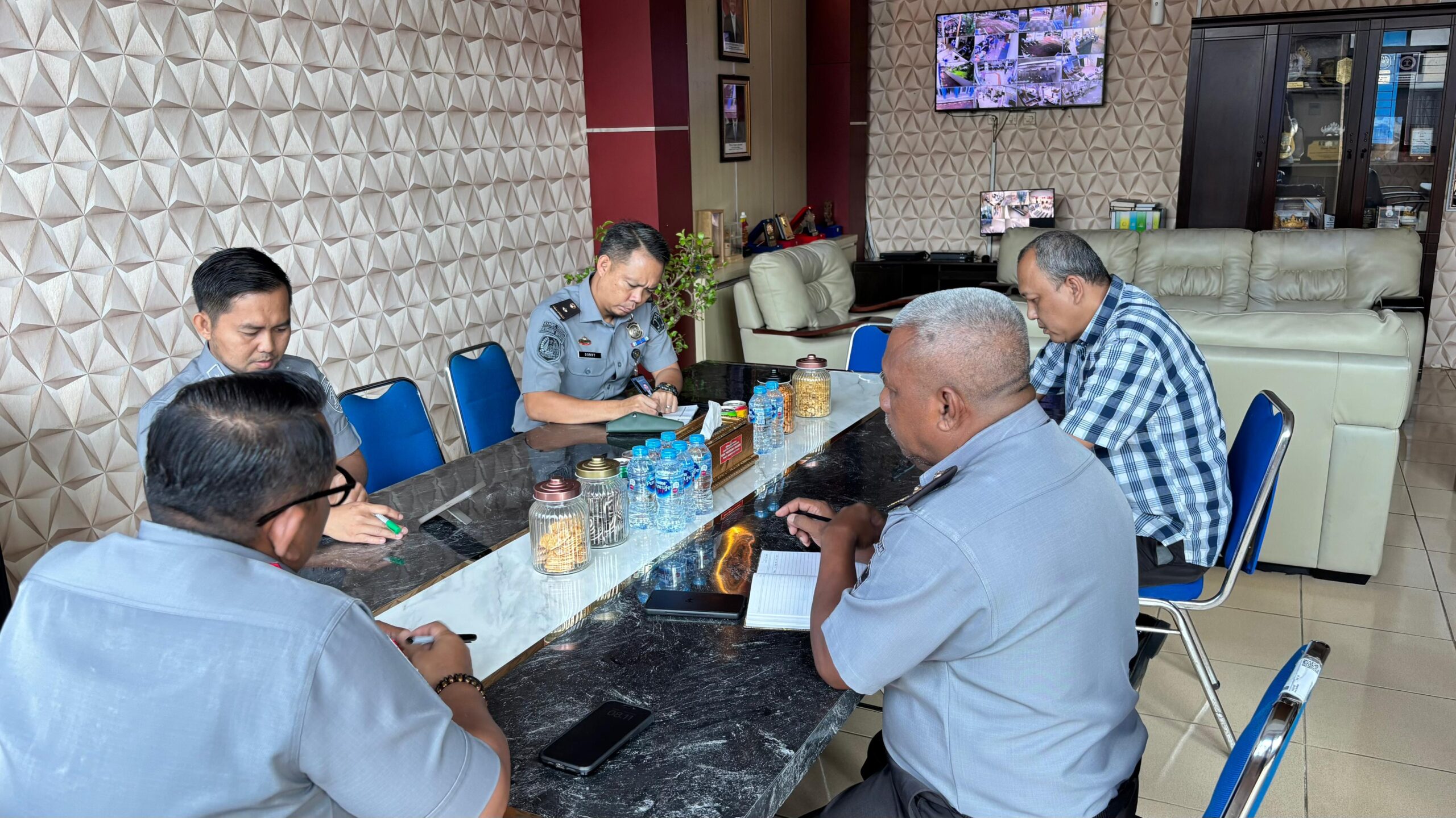 Rapat Struktural Kanim Kotabumi: Persiapan Penanaman Bibit Kelapa dan Verifikasi WBK