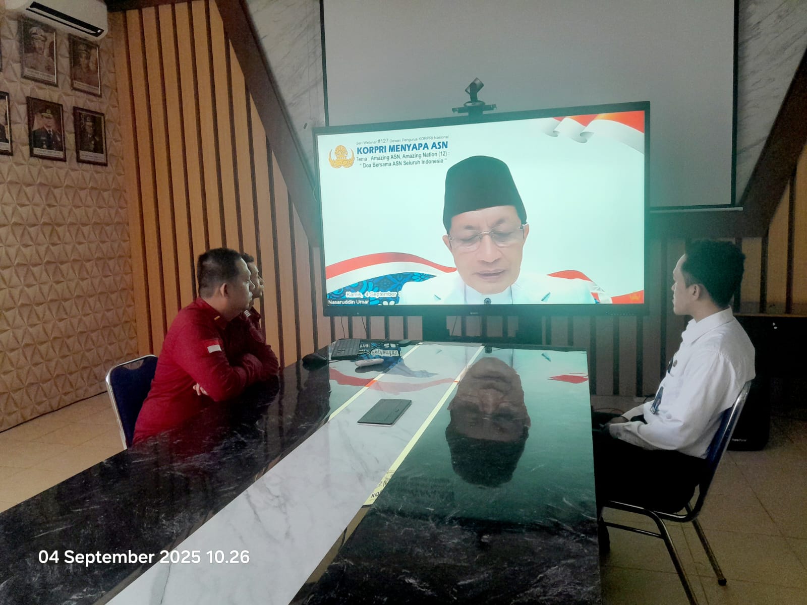 Kantor Imigrasi Kelas II Non-TPI Kotabumi mengikuti Webinar Nasional KORPRI #127 yang mengusung tema “Amazing ASN, Amazing Nation – Doa Bersama ASN Seluruh Indonesia” pada Kamis, 4 September 2025. Kegiatan ini dilaksanakan secara daring melalui siaran langsung dan diikuti oleh ASN dari berbagai instansi di seluruh Indonesia. Acara dibuka oleh Ketua Dewan Pengurus KORPRI Nasional sekaligus Kepala BKN, Prof. Zudan Arif Fakrulloh, yang menekankan pentingnya menjaga kerukunan, kedamaian, persatuan, serta toleransi dalam keberagaman. Beliau juga mengajak seluruh ASN untuk terus menjadi teladan dalam memperkuat persatuan bangsa. Webinar berlangsung dengan lancar, penuh kekhidmatan, serta menjadi momen berharga bagi ASN untuk mempererat silaturahmi dan meneguhkan komitmen bersama dalam menjaga persatuan dan kesatuan di seluruh Indonesia.