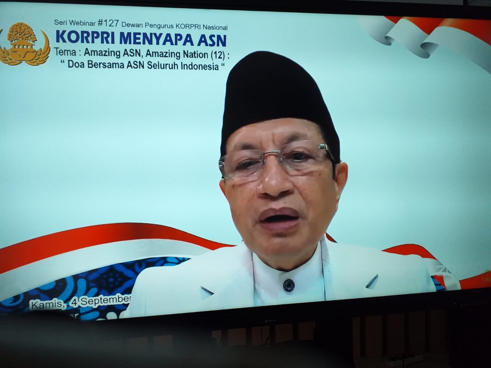 Kantor Imigrasi Kelas II Non-TPI Kotabumi mengikuti Webinar Nasional KORPRI #127 yang mengusung tema “Amazing ASN, Amazing Nation – Doa Bersama ASN Seluruh Indonesia” pada Kamis, 4 September 2025. Kegiatan ini dilaksanakan secara daring melalui siaran langsung dan diikuti oleh ASN dari berbagai instansi di seluruh Indonesia. Acara dibuka oleh Ketua Dewan Pengurus KORPRI Nasional sekaligus Kepala BKN, Prof. Zudan Arif Fakrulloh, yang menekankan pentingnya menjaga kerukunan, kedamaian, persatuan, serta toleransi dalam keberagaman. Beliau juga mengajak seluruh ASN untuk terus menjadi teladan dalam memperkuat persatuan bangsa. Webinar berlangsung dengan lancar, penuh kekhidmatan, serta menjadi momen berharga bagi ASN untuk mempererat silaturahmi dan meneguhkan komitmen bersama dalam menjaga persatuan dan kesatuan di seluruh Indonesia.