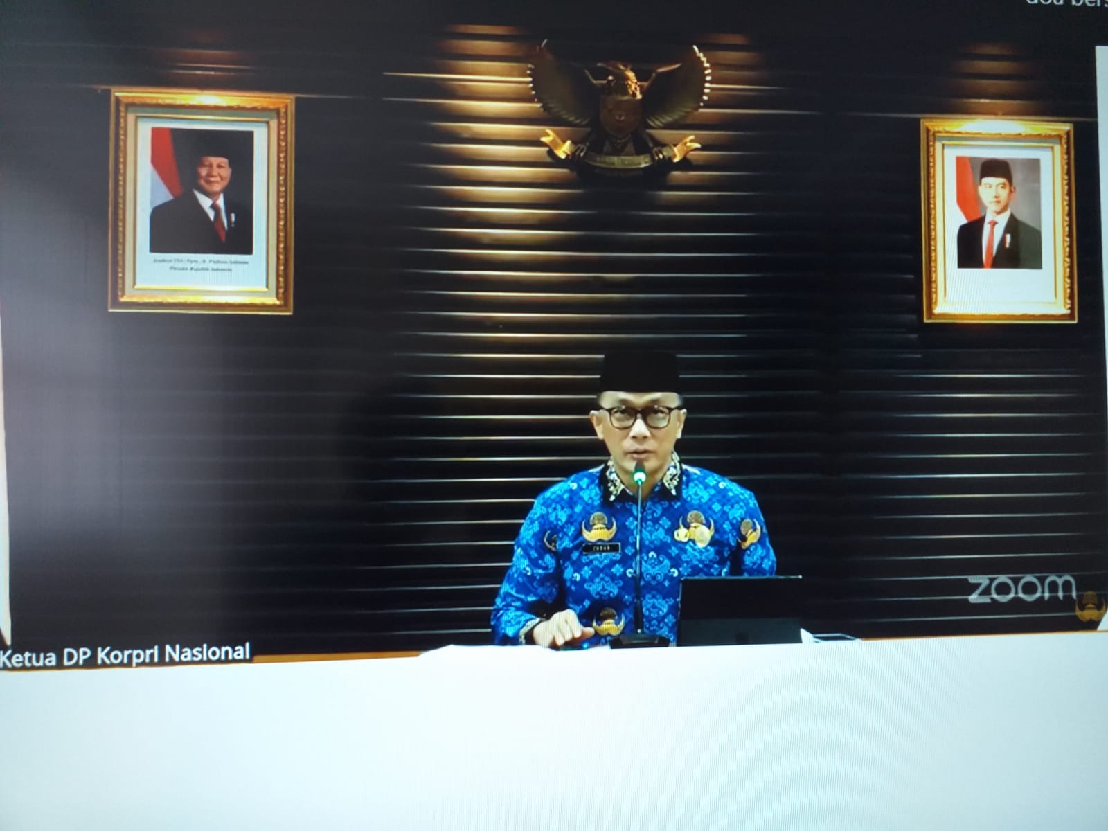 Kantor Imigrasi Kelas II Non-TPI Kotabumi mengikuti Webinar Nasional KORPRI #127 yang mengusung tema “Amazing ASN, Amazing Nation – Doa Bersama ASN Seluruh Indonesia” pada Kamis, 4 September 2025. Kegiatan ini dilaksanakan secara daring melalui siaran langsung dan diikuti oleh ASN dari berbagai instansi di seluruh Indonesia. Acara dibuka oleh Ketua Dewan Pengurus KORPRI Nasional sekaligus Kepala BKN, Prof. Zudan Arif Fakrulloh, yang menekankan pentingnya menjaga kerukunan, kedamaian, persatuan, serta toleransi dalam keberagaman. Beliau juga mengajak seluruh ASN untuk terus menjadi teladan dalam memperkuat persatuan bangsa. Webinar berlangsung dengan lancar, penuh kekhidmatan, serta menjadi momen berharga bagi ASN untuk mempererat silaturahmi dan meneguhkan komitmen bersama dalam menjaga persatuan dan kesatuan di seluruh Indonesia.