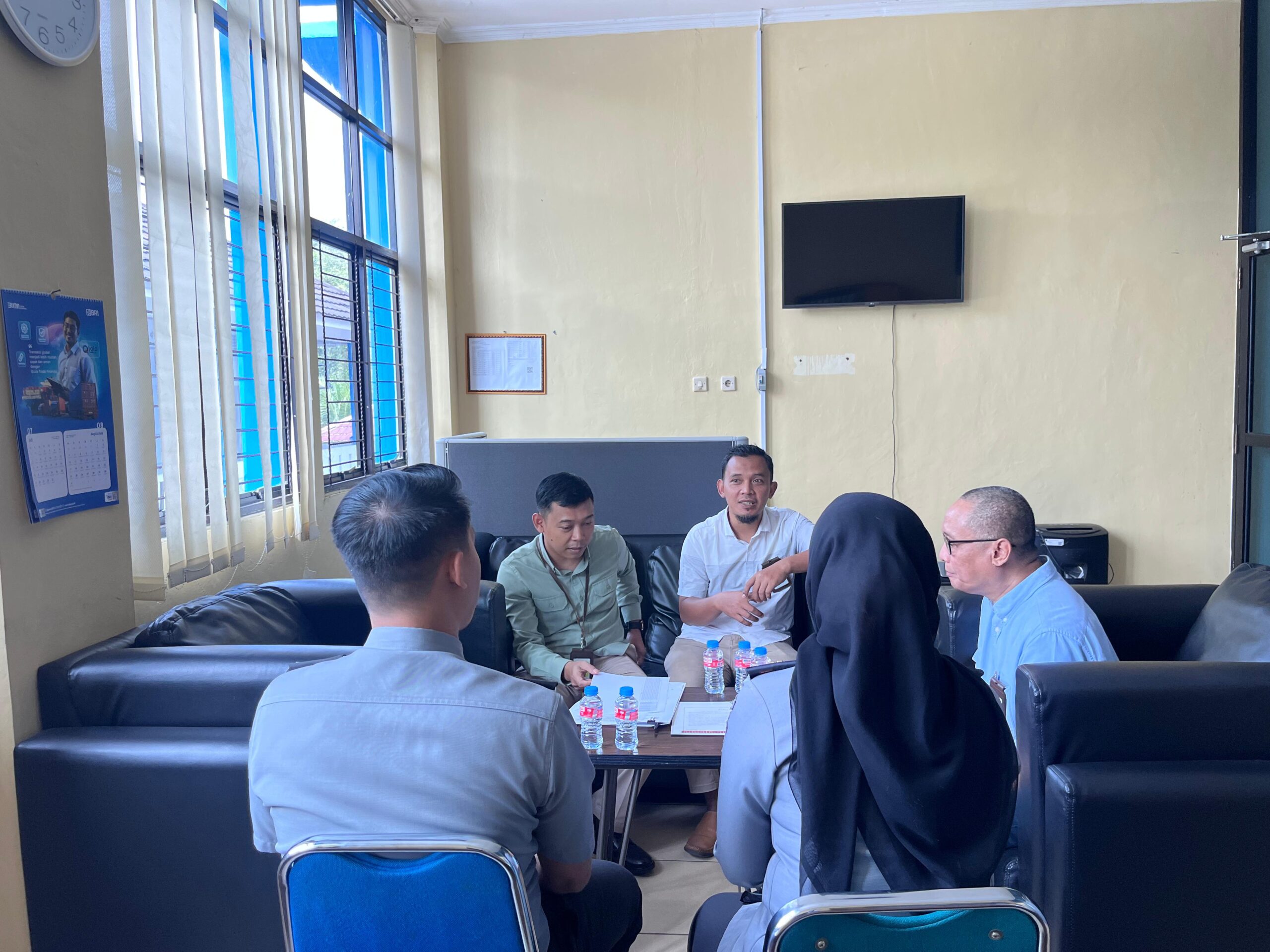 Kantor Imigrasi Kelas II Non TPI Kotabumi menerima kunjungan dari Pegawai Pajak pada Selasa, 9 September 2025. Kunjungan ini bertujuan untuk memperkuat pemahaman serta meningkatkan kepatuhan seluruh jajaran Kantor Imigrasi terhadap kewajiban perpajakan. Pajak merupakan salah satu instrumen penting dalam pembangunan nasional, sehingga pemenuhan kewajiban perpajakan dengan baik dan benar menjadi wujud nyata kontribusi setiap instansi pemerintah. Dalam kesempatan tersebut, Pegawai Pajak memberikan penjelasan dan edukasi mengenai pentingnya kesadaran pajak bagi setiap aparatur negara. Tidak hanya menyangkut kewajiban pribadi, tetapi juga bagaimana pengelolaan administrasi perpajakan lembaga dapat berjalan dengan tertib dan sesuai aturan. Hal ini diharapkan dapat menumbuhkan budaya kepatuhan yang berkelanjutan di lingkungan Kantor Imigrasi Kotabumi. Sebagai bentuk apresiasi atas ketaatan dalam melaksanakan kewajiban perpajakan, Pegawai Pajak menyerahkan sertifikat penghargaan kepada Kantor Imigrasi Kelas II Non TPI Kotabumi. Penghargaan ini menjadi bukti nyata kontribusi instansi dalam mendukung sistem perpajakan nasional. Penghargaan tersebut tidak hanya bernilai simbolis, tetapi juga menjadi motivasi bagi seluruh jajaran Kantor Imigrasi Kotabumi untuk terus menjaga konsistensi dalam memenuhi kewajiban perpajakan. Dengan adanya kepatuhan ini, diharapkan dapat terwujud tata kelola yang baik, transparan, serta akuntabel, yang pada akhirnya turut berperan dalam mendorong pembangunan nasional.