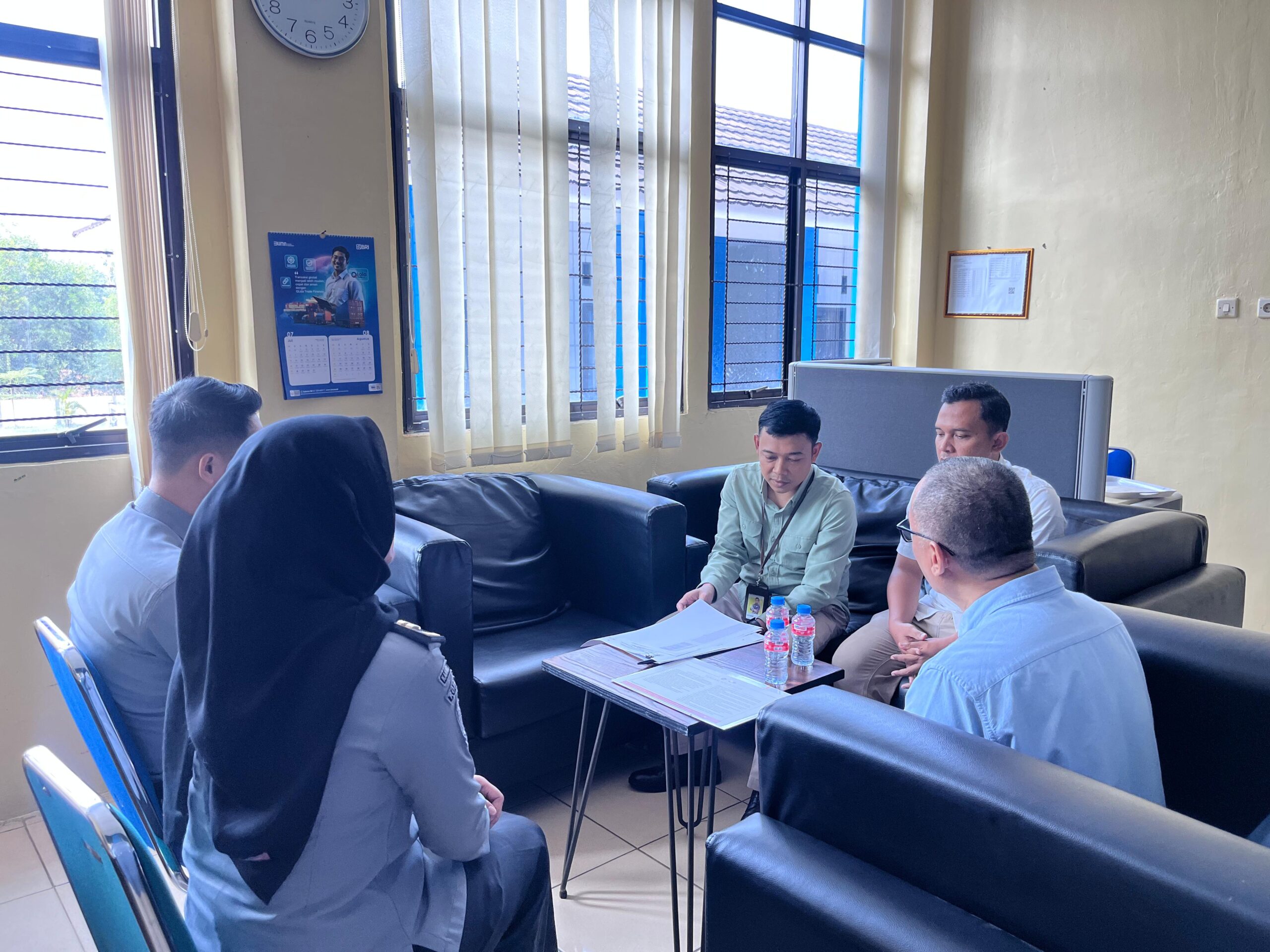 Kantor Imigrasi Kelas II Non TPI Kotabumi menerima kunjungan dari Pegawai Pajak pada Selasa, 9 September 2025. Kunjungan ini bertujuan untuk memperkuat pemahaman serta meningkatkan kepatuhan seluruh jajaran Kantor Imigrasi terhadap kewajiban perpajakan. Pajak merupakan salah satu instrumen penting dalam pembangunan nasional, sehingga pemenuhan kewajiban perpajakan dengan baik dan benar menjadi wujud nyata kontribusi setiap instansi pemerintah. Dalam kesempatan tersebut, Pegawai Pajak memberikan penjelasan dan edukasi mengenai pentingnya kesadaran pajak bagi setiap aparatur negara. Tidak hanya menyangkut kewajiban pribadi, tetapi juga bagaimana pengelolaan administrasi perpajakan lembaga dapat berjalan dengan tertib dan sesuai aturan. Hal ini diharapkan dapat menumbuhkan budaya kepatuhan yang berkelanjutan di lingkungan Kantor Imigrasi Kotabumi. Sebagai bentuk apresiasi atas ketaatan dalam melaksanakan kewajiban perpajakan, Pegawai Pajak menyerahkan sertifikat penghargaan kepada Kantor Imigrasi Kelas II Non TPI Kotabumi. Penghargaan ini menjadi bukti nyata kontribusi instansi dalam mendukung sistem perpajakan nasional. Penghargaan tersebut tidak hanya bernilai simbolis, tetapi juga menjadi motivasi bagi seluruh jajaran Kantor Imigrasi Kotabumi untuk terus menjaga konsistensi dalam memenuhi kewajiban perpajakan. Dengan adanya kepatuhan ini, diharapkan dapat terwujud tata kelola yang baik, transparan, serta akuntabel, yang pada akhirnya turut berperan dalam mendorong pembangunan nasional.